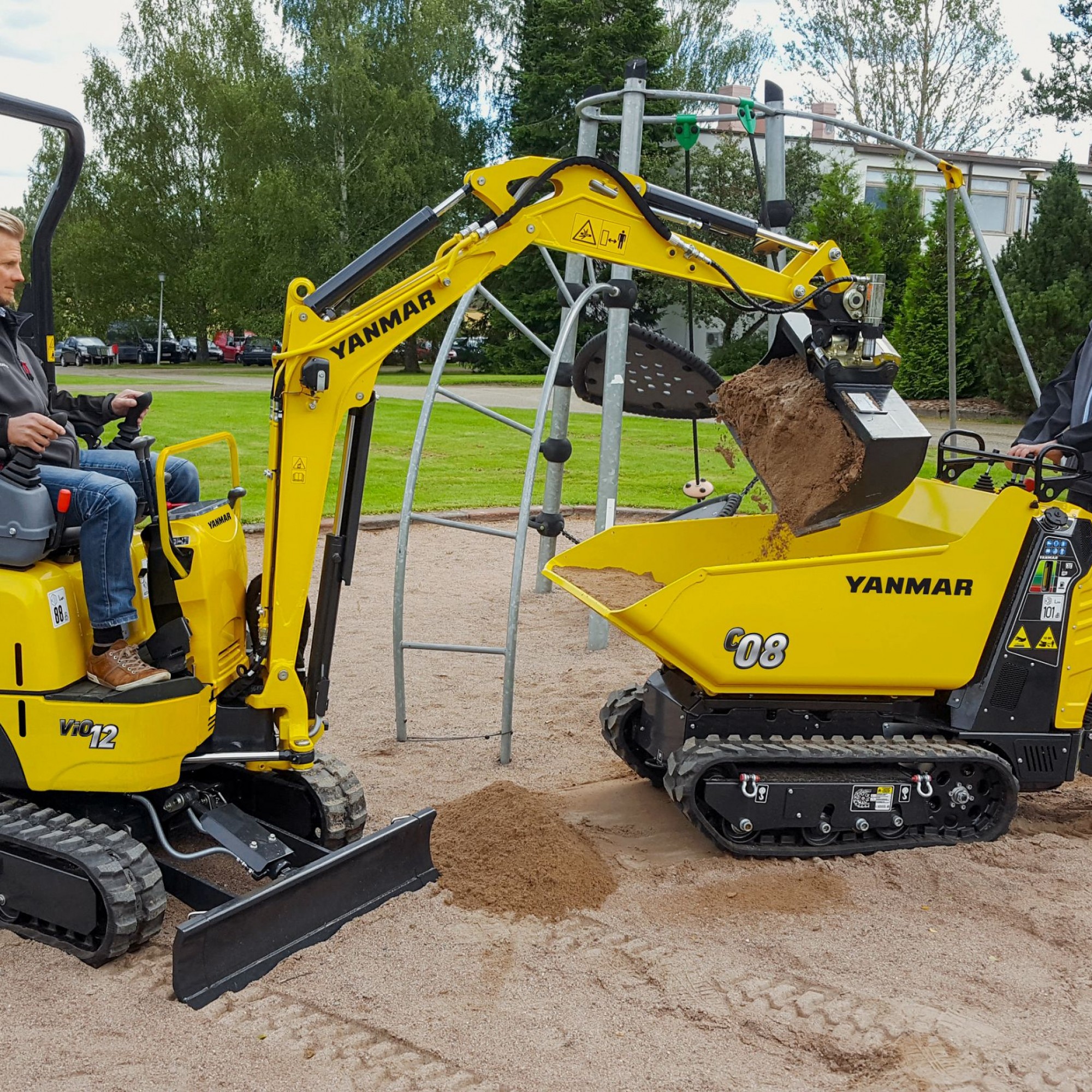 Der Yanmar ViO 12 macht eine gute Figur im Garten- und Landschaftsbau, gerne auch zusammen mit einem Raupendumper.