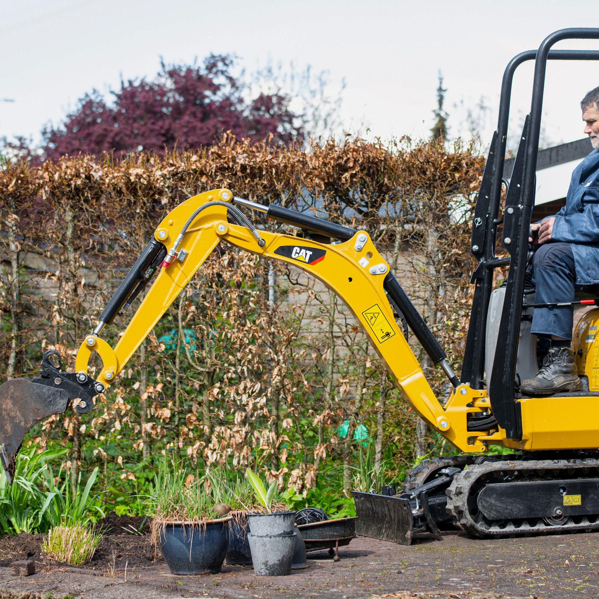 Guter Standard wie beim Caterpillar 300.9D (935 kg, 9,6 kW) sind geschätzt. Auf der Oberseite der Auslegerglieder sind die Hydraulikzylinder angeordnet.