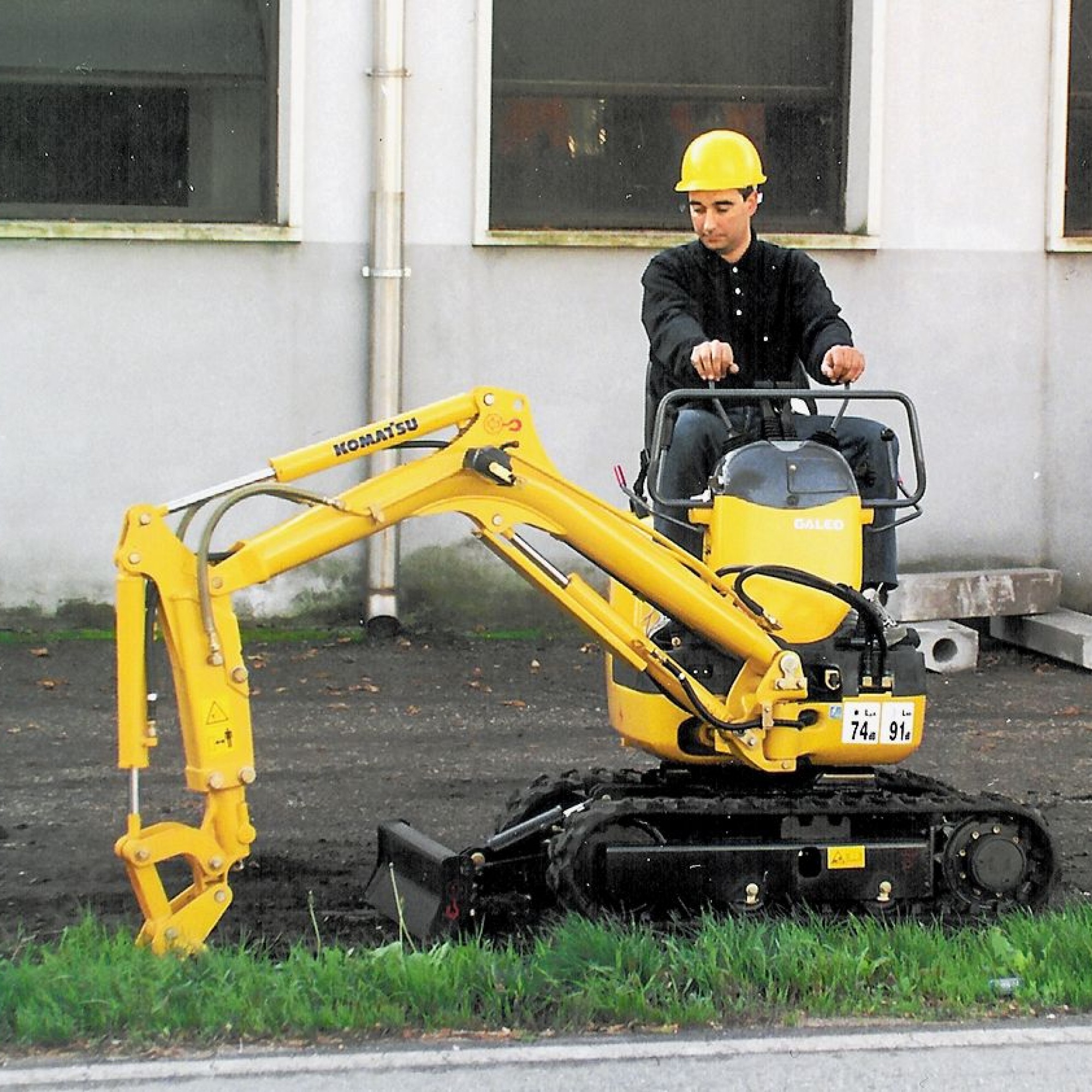 Mit eingeschwenktem Ausleger können Maschinen wie dieser Komatsu PC09-1  auch quer zum Laufwerk Gräben ausheben.