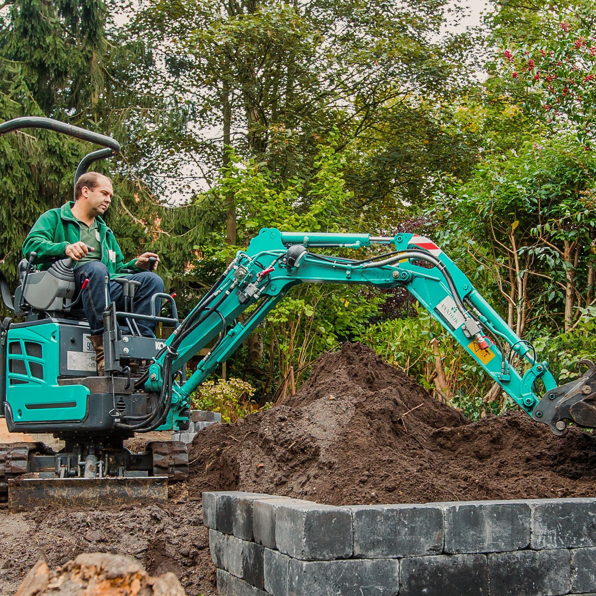 Der kompakte Kobelco SK 10 SR  folgt einem allgemeinen Trend zu Kurzheckbaggern mit einem geringen Heckschwenkradius bei Hand angefordert.