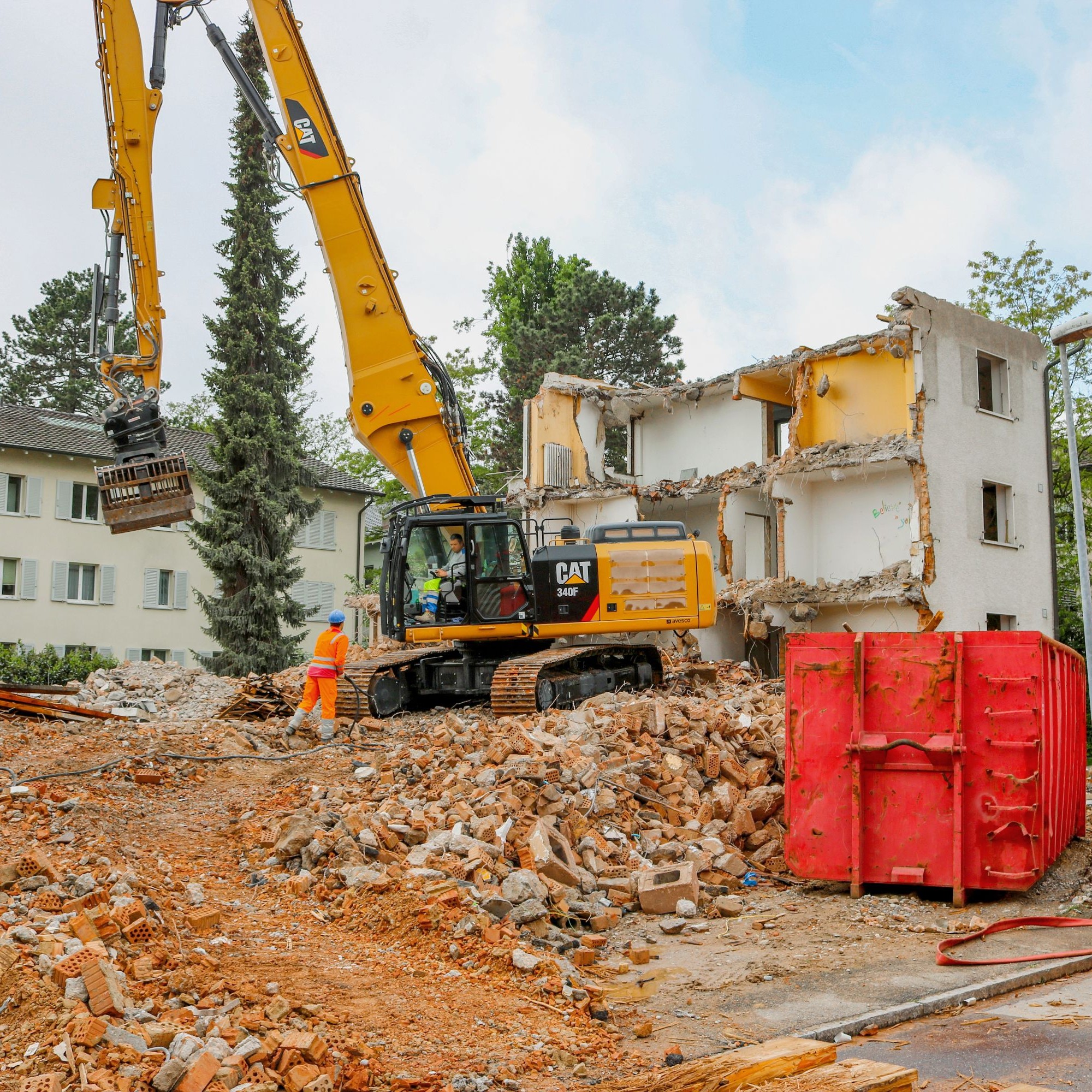 Abbruchbagger CAT 340F UHD mit ultralangem Abbruchausleger