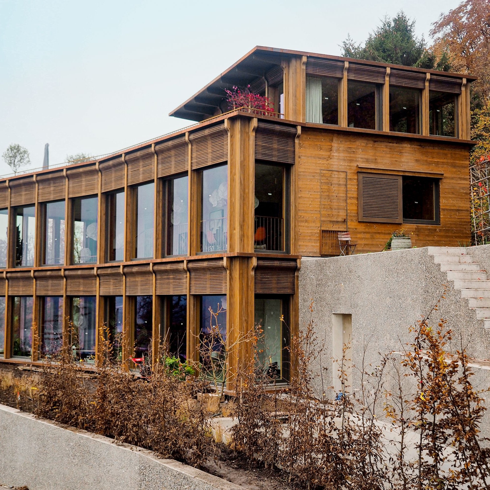 Bei einem Einfamilienhaus in Meilen ZH wurden die schlanken Bauwände aus Fertigholzelementen und die Vakuumglas-Fenster erstmals in einer Nullserie verbaut.