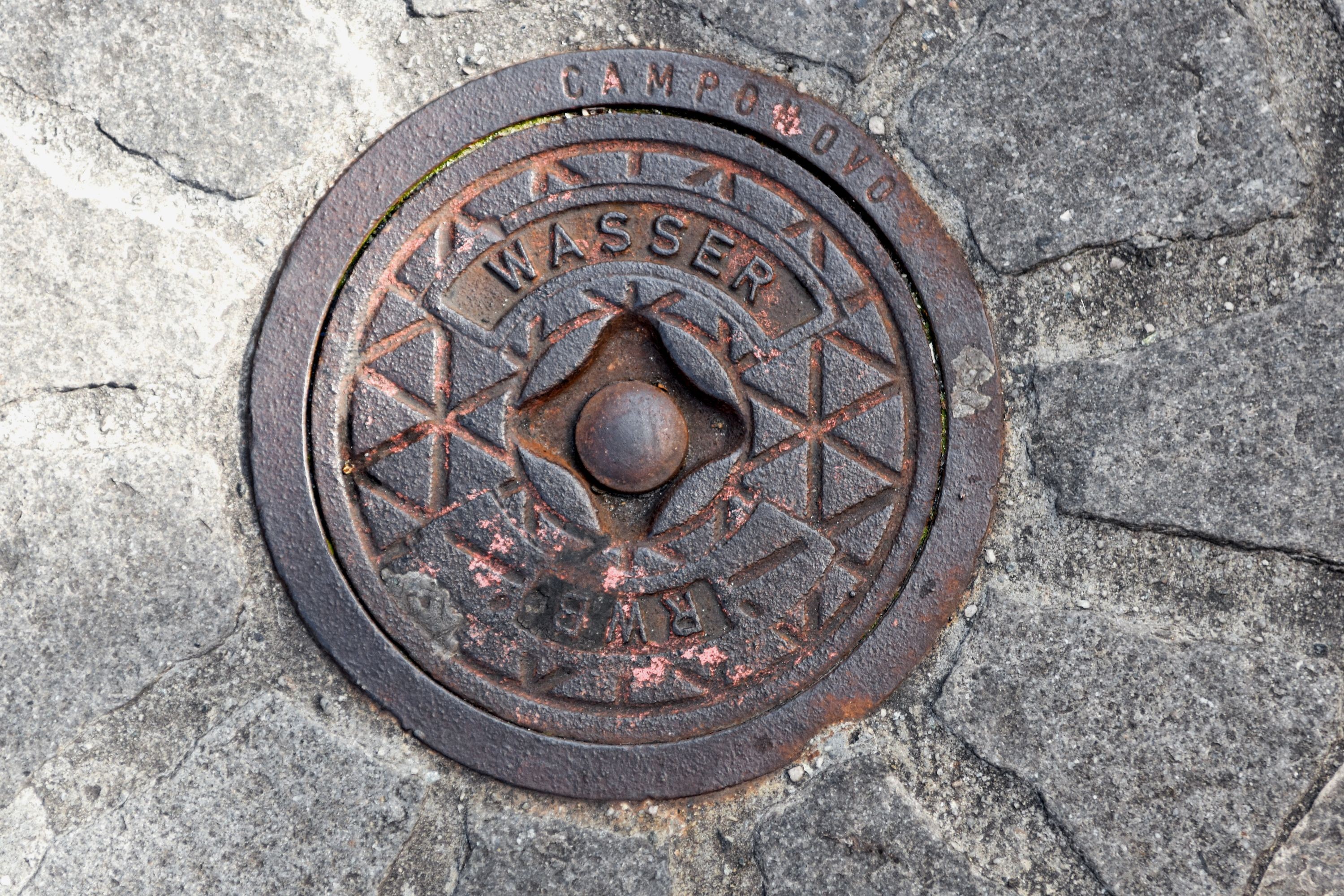 Eine Strassenkappe, sie sitzt in der Regel über den Armaturen der Leitungen.