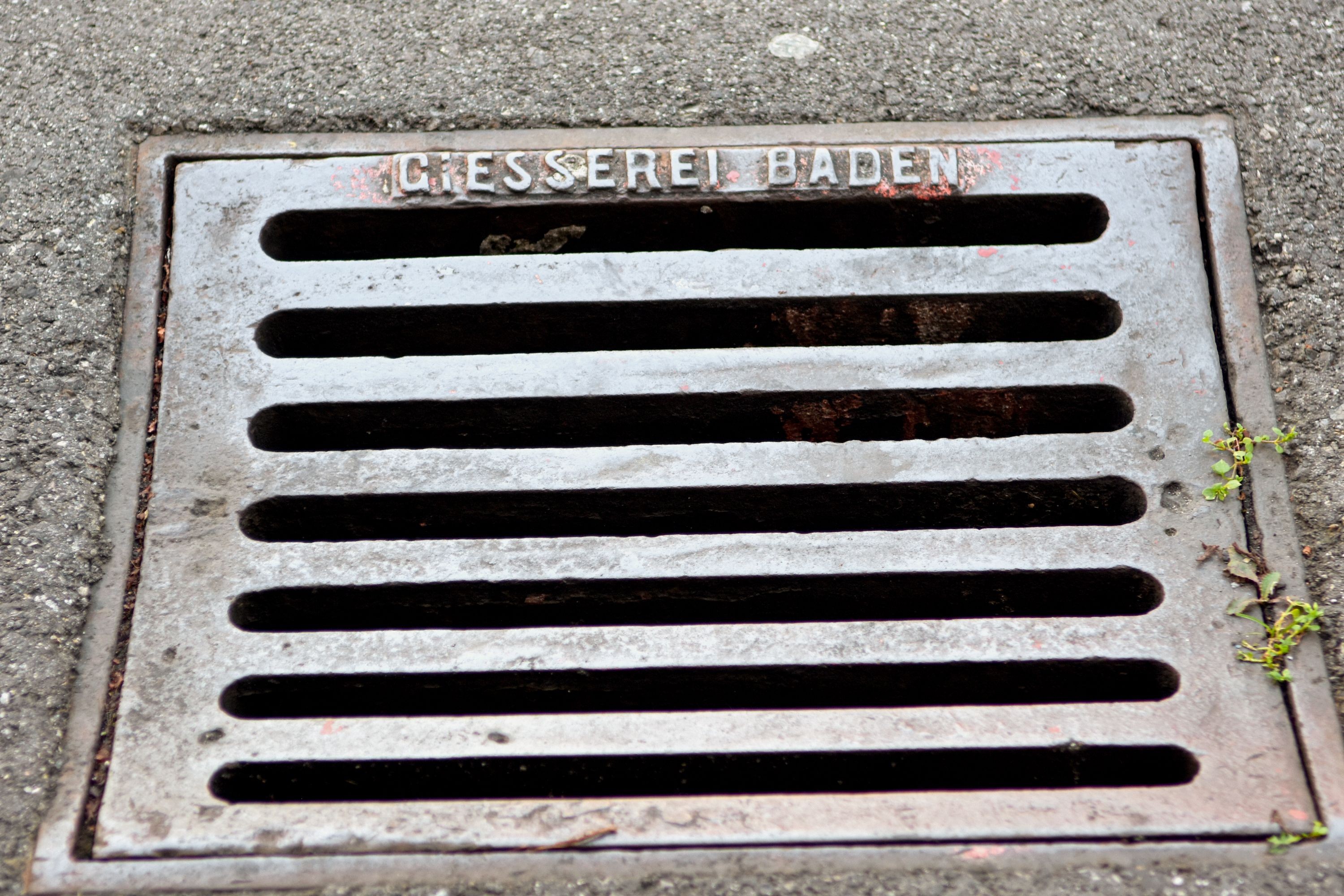 Dieser Deckel stammt von der Giesserei Baden, mittlerweile gibt es sie nicht mehr.