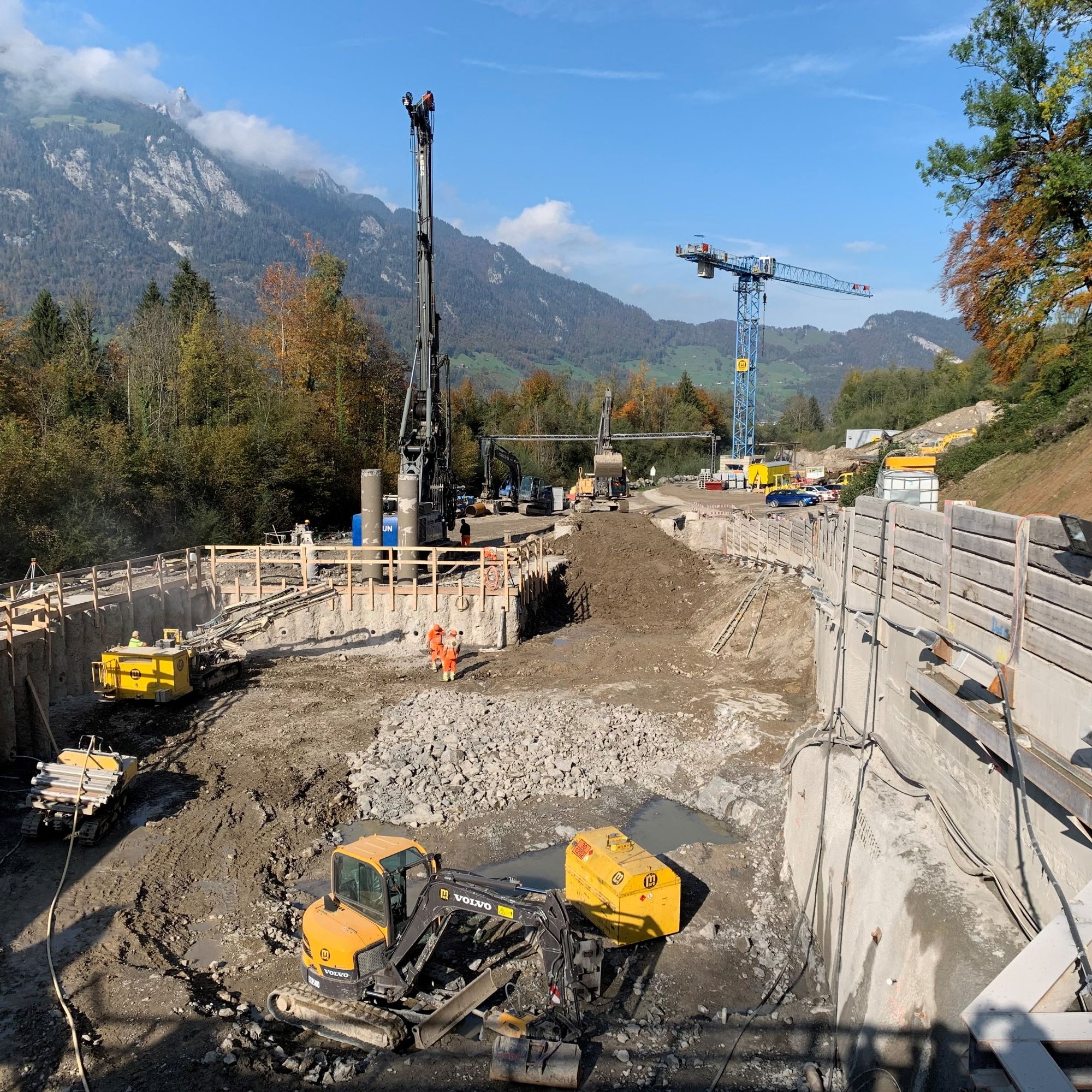 Die Baustelle für das Auslaufbauwerk des Hochwasserentlastungsstollens in Alpnach mit der Startgrube für die Tunnelbohrmaschine.