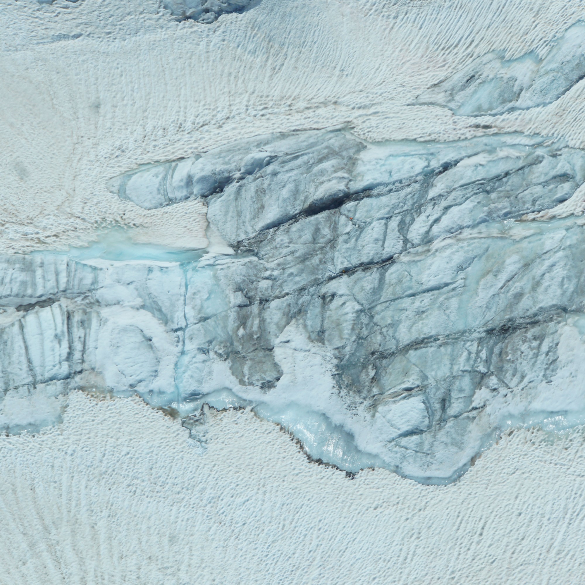 Durch die Schneeschmelze freigelegtes Gletschereis, Symbolbild.