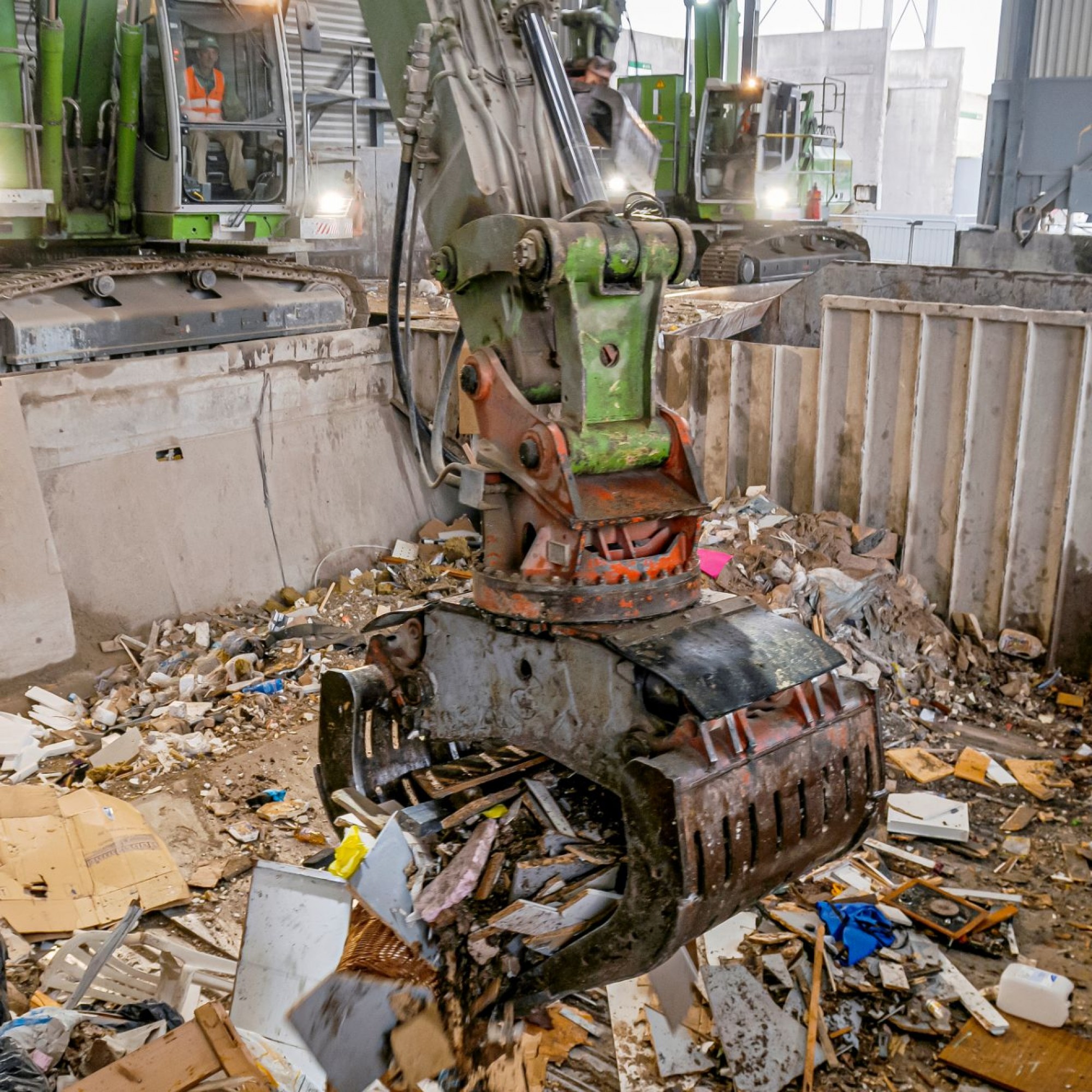 Mit viel Feingefühl in der Schaufel sortieren die zwei Bagger grosse Teile nach Materialart aus und schieben den kleinteiligen Abfall aufs Förderband zur weiteren Triage.