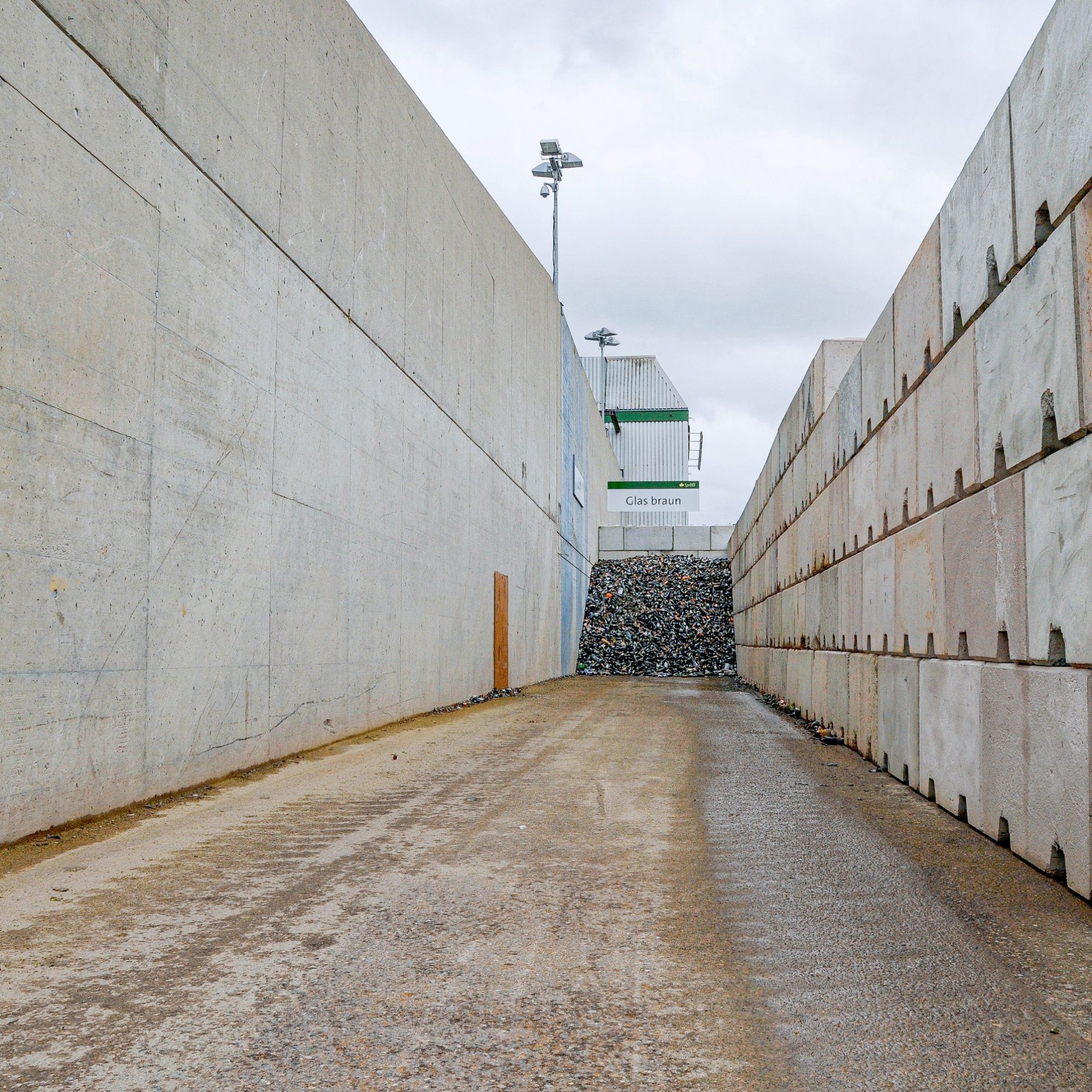 Warten aufs neue Material: Buchten aus Betonelementen dienen der Zwischenlagerung des Altglases vor dem Verlad.