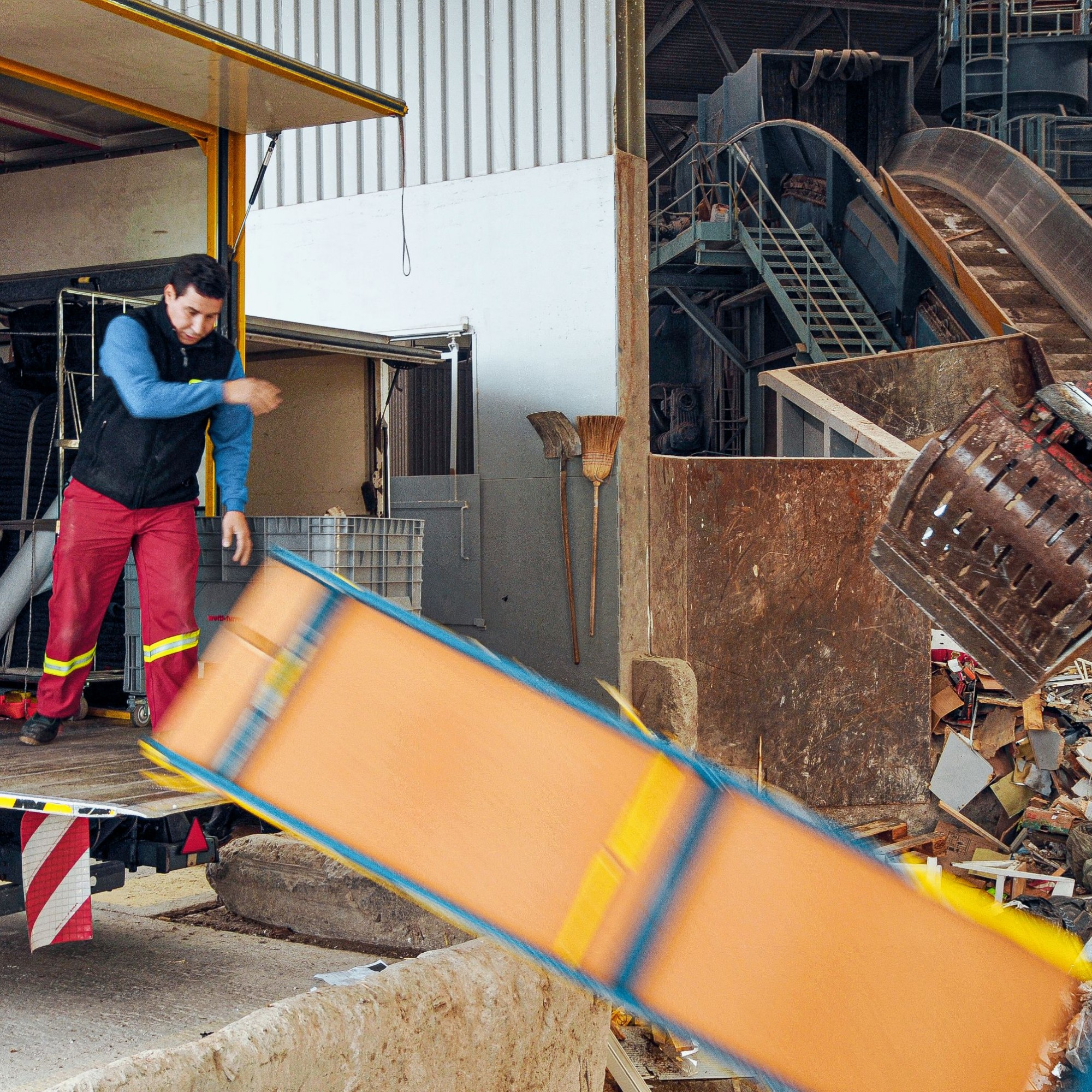 Mit Schwung in die Grube: 170'000 Tonnen Abfälle werden in der Anlage sortiert und wiederverwertet oder entsorgt.