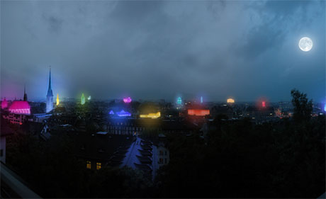 Kunterbuntes Leuchten unter dem Novemberhimmel.