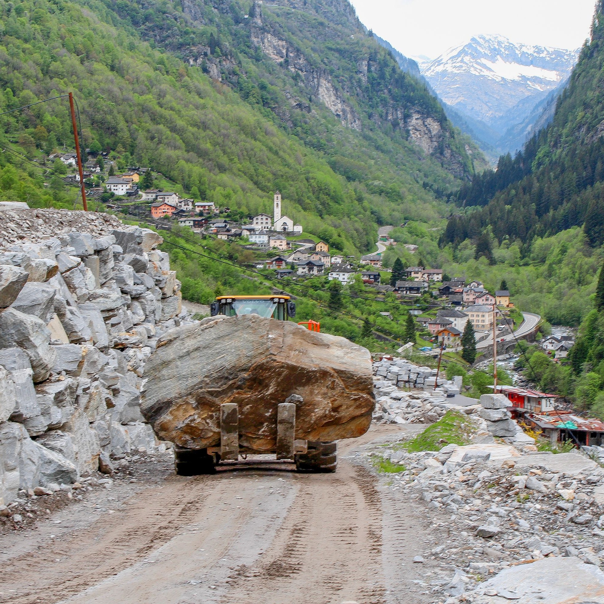 Von der Abbruchstelle im Calancatal in der Nähe von Arvigo werden die Felsblöcke zunächst in ein Zwischenlager transportiert.