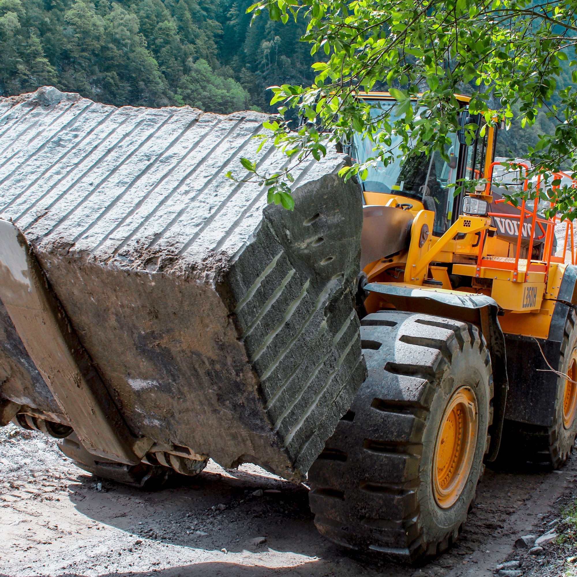 Enorme Blöcke des Gneisgesteins mit einem Gewicht von bis zu 40 Tonnen kann der Volvo-Radlader L350H mit der Steinblockgabel transportieren. 