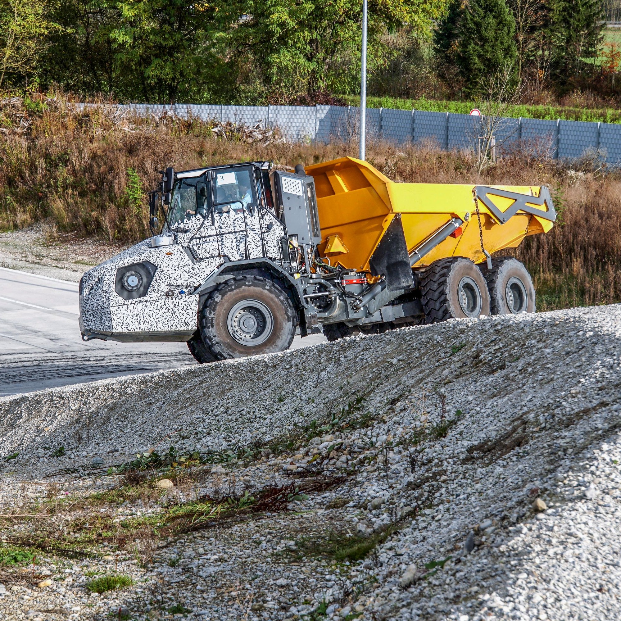 Auf dem Steigungshügel des Entwicklungs- und Vorführzentrums (EVZ) im süddeutschen Kirchdorf beweist der von Liebherr neu entwickelte ADT seine Wendigkeit.