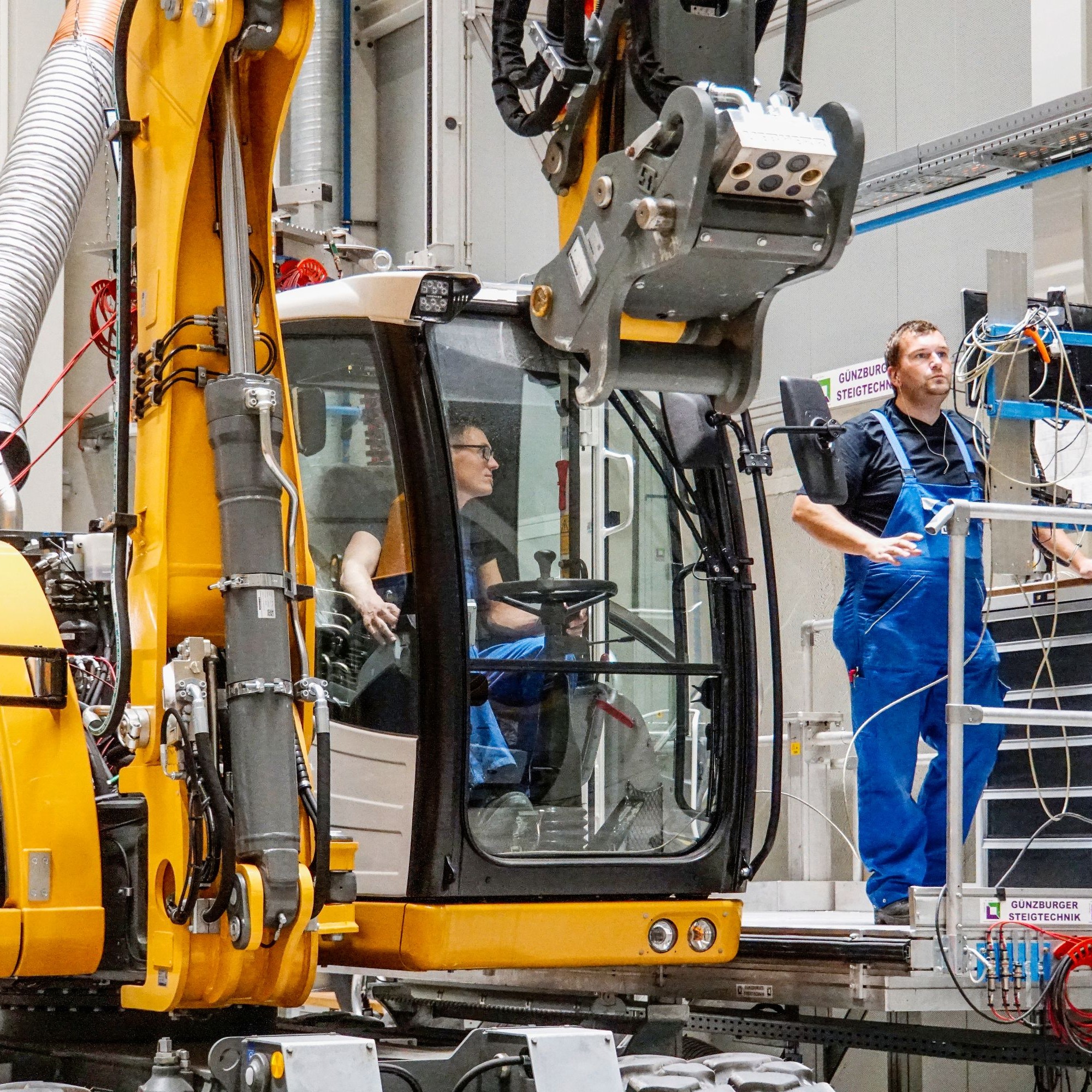 In der sogenannten LMS-Box wird ein Hydraulikbagger parametriert und auf die Inbetriebnahme vorbereitet