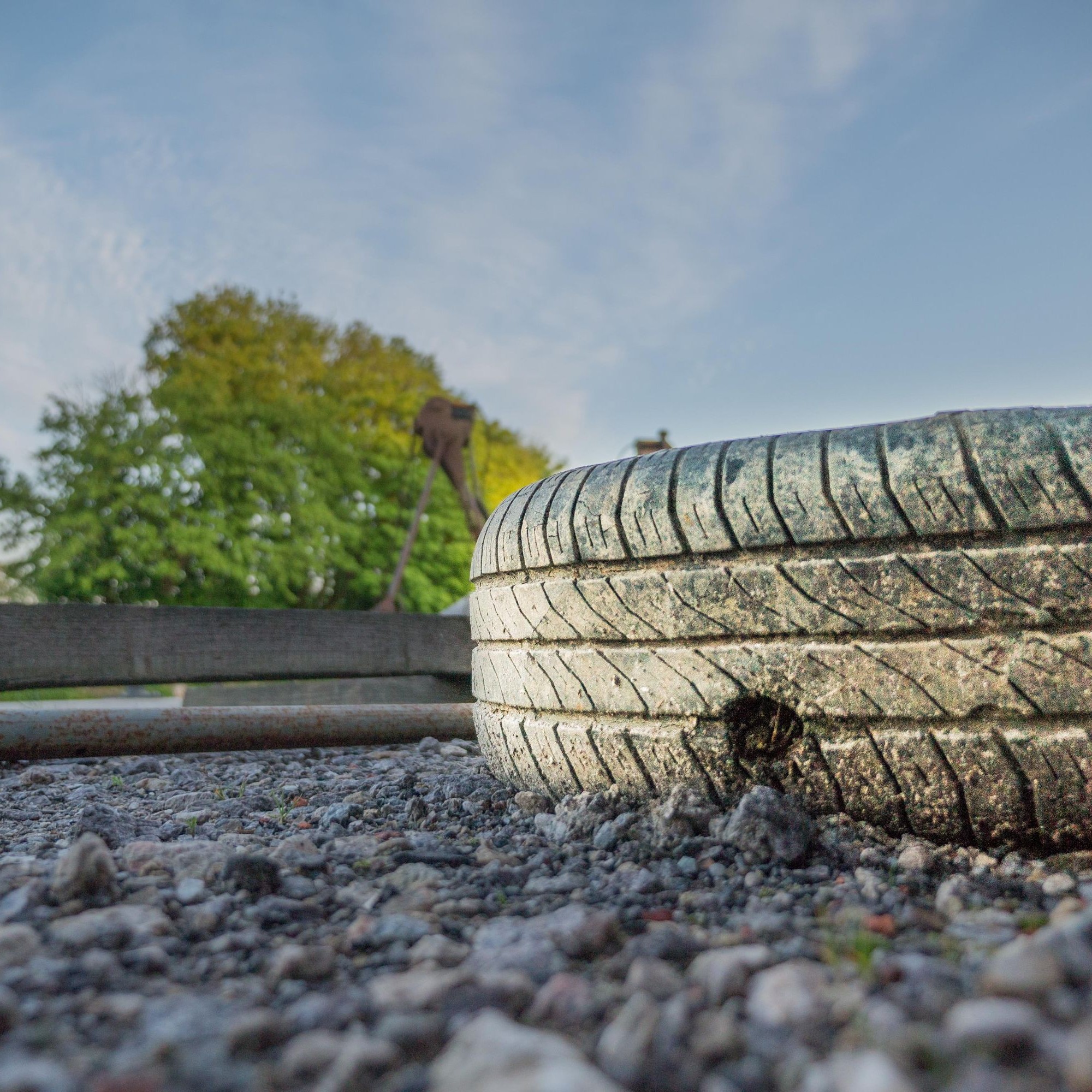 Reifen auf Asphalt (Symbolbild)