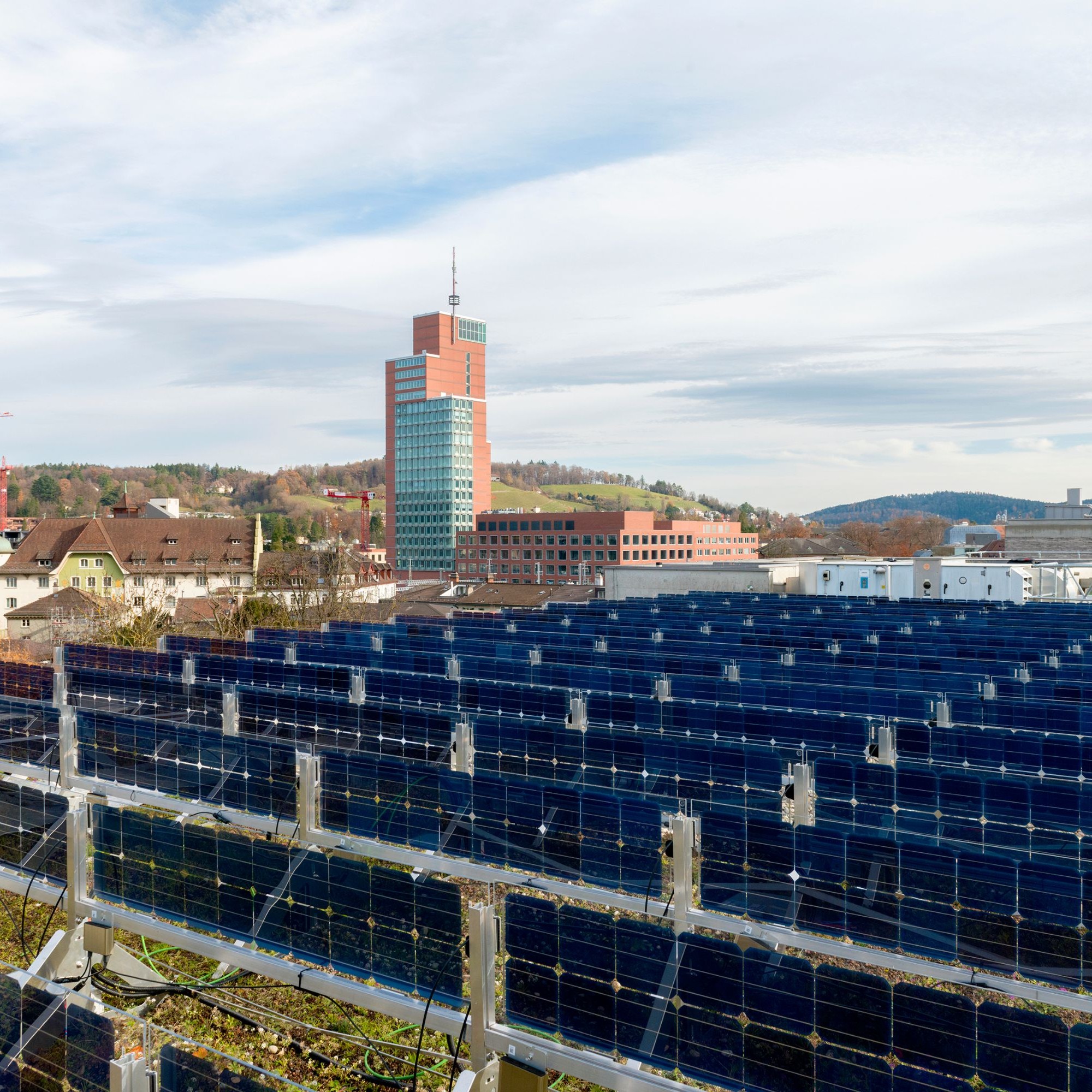 Die senkrechten Solarpanels auf dem Dach der Seniorenresidenz Eichgut in Winterthur. 