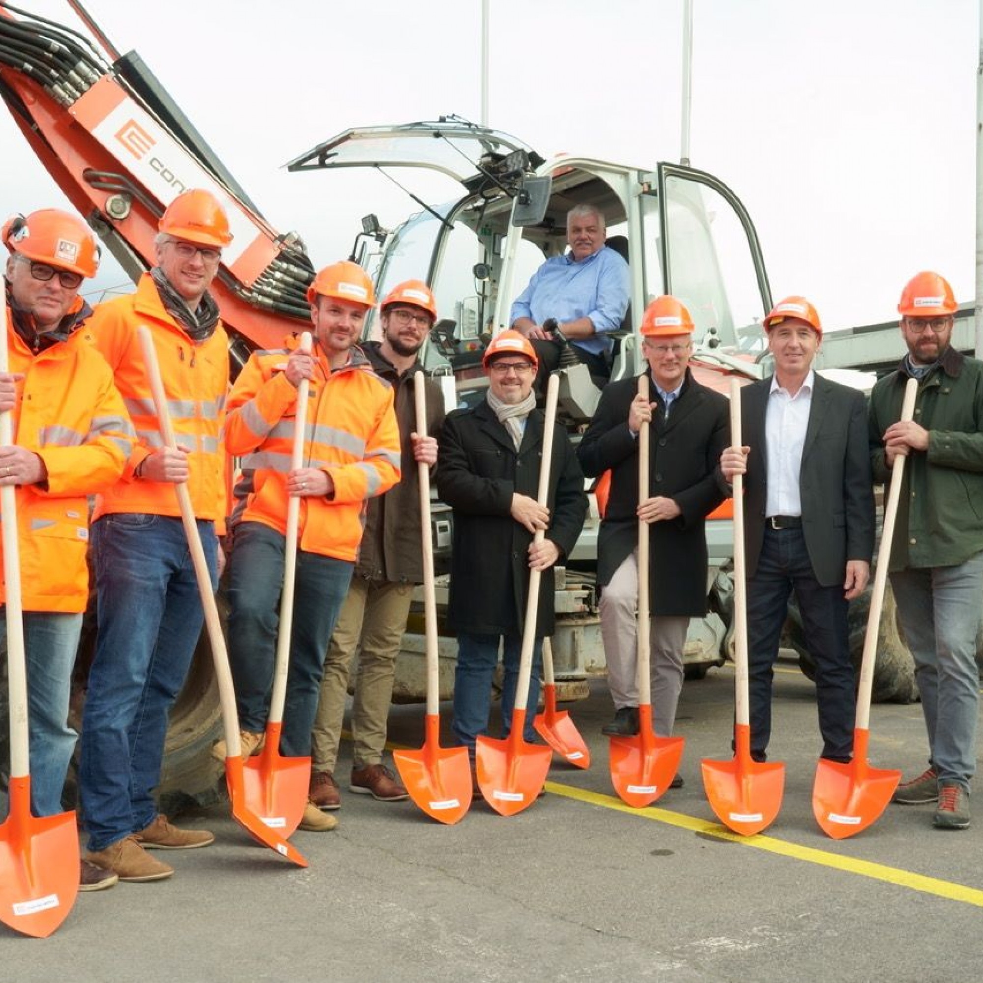 Der Spatenstich (v.l.n.r): René Schmidlin, Arge Bahnhofplatz / Juri Schuler, Projektleiter, Arge Goldau+ Aldo Contratto, Arge Bahnhofplatz / Martin Wyss, Arge Goldau+ / Roger Andermatt, Gemeindeschreiber / Othmar Reichmuth, Regierungsrat / Prof. Andreas S