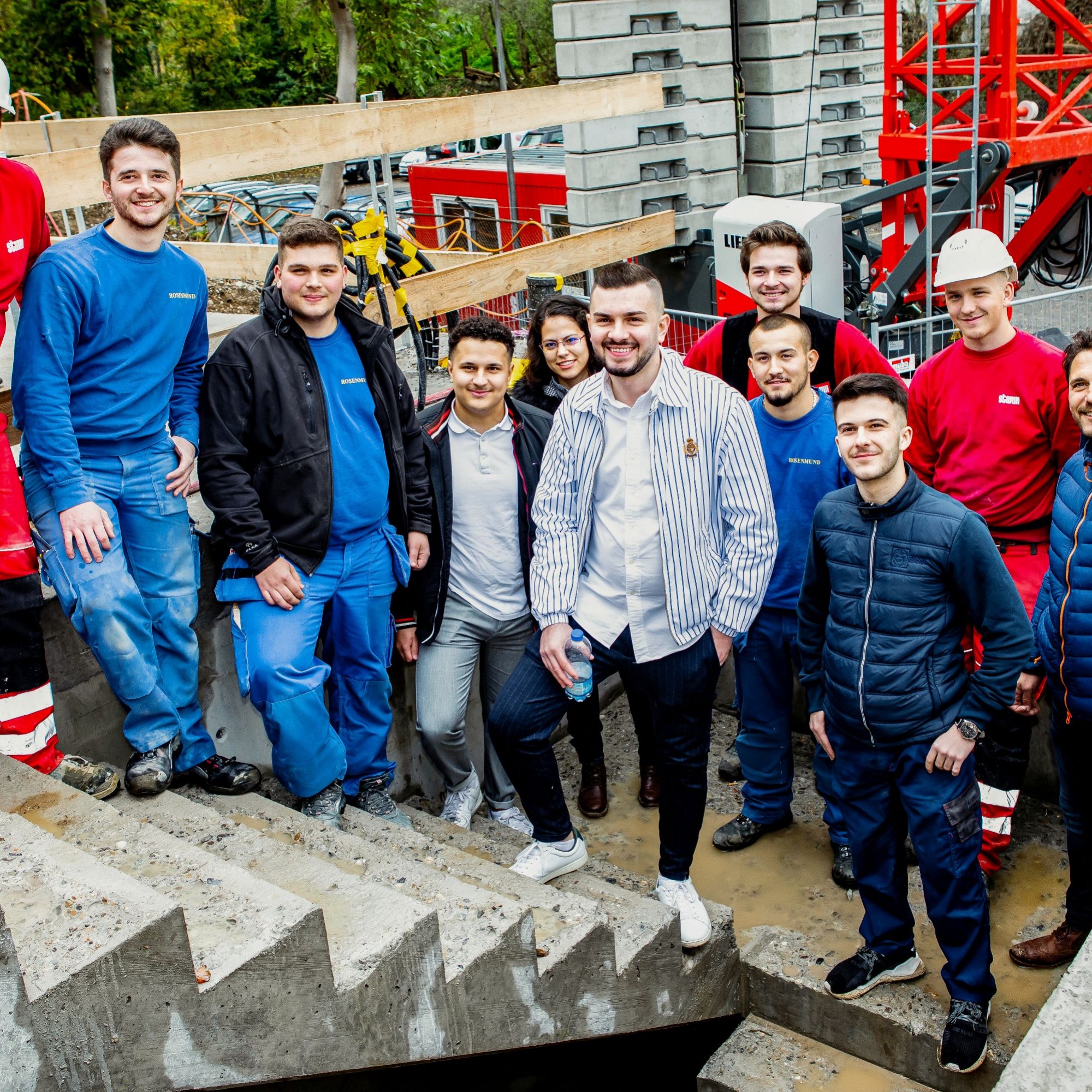 Jugendliches Teamwork: Auf einer Hochbaustelle in Rheinfelden führen die Lehrlinge von sieben Unternehmen das Zepter – und lernen dabei viel.