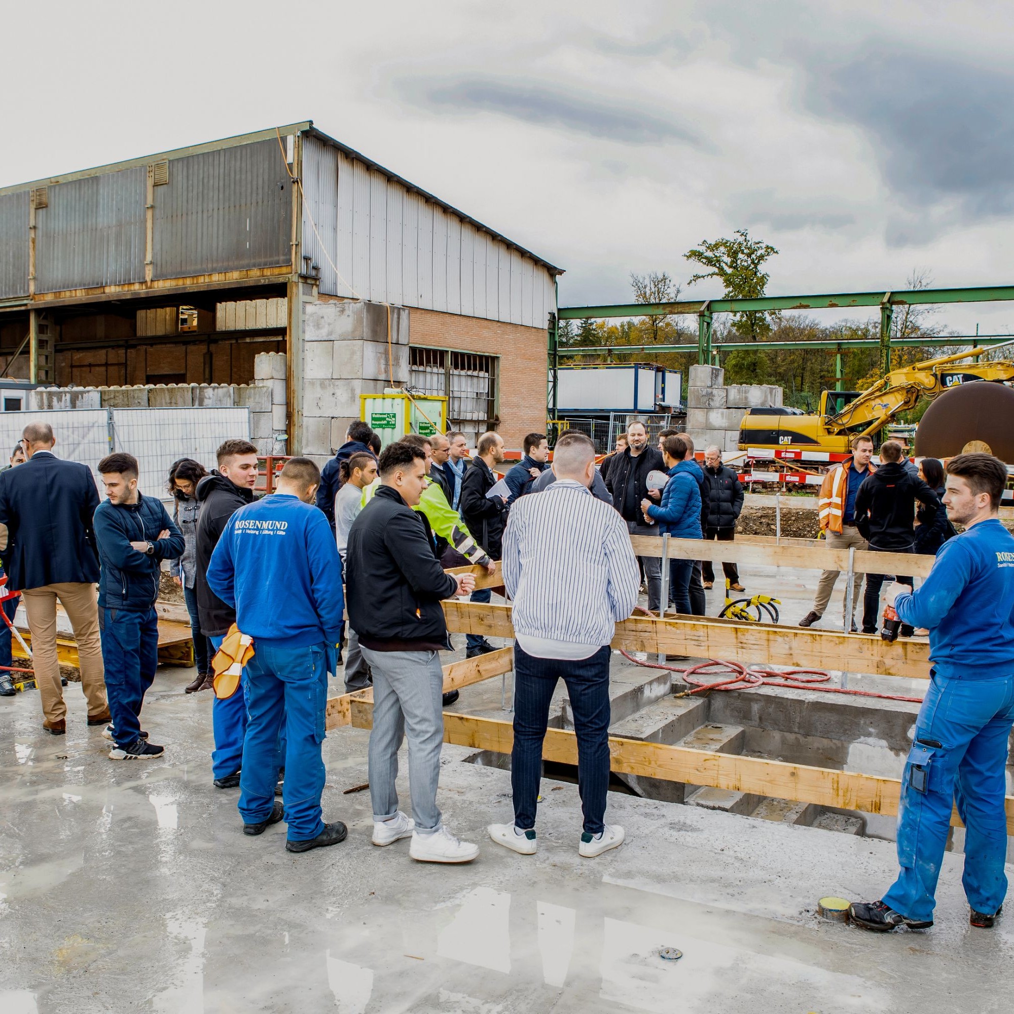 Auf diesem Fundament lässt sich aufbauen: Die Lehrlinge erstellen in Rheinfelden das neue dreistöckige Betriebsgebäude des Entsorgungsunternehmens Waser AG.