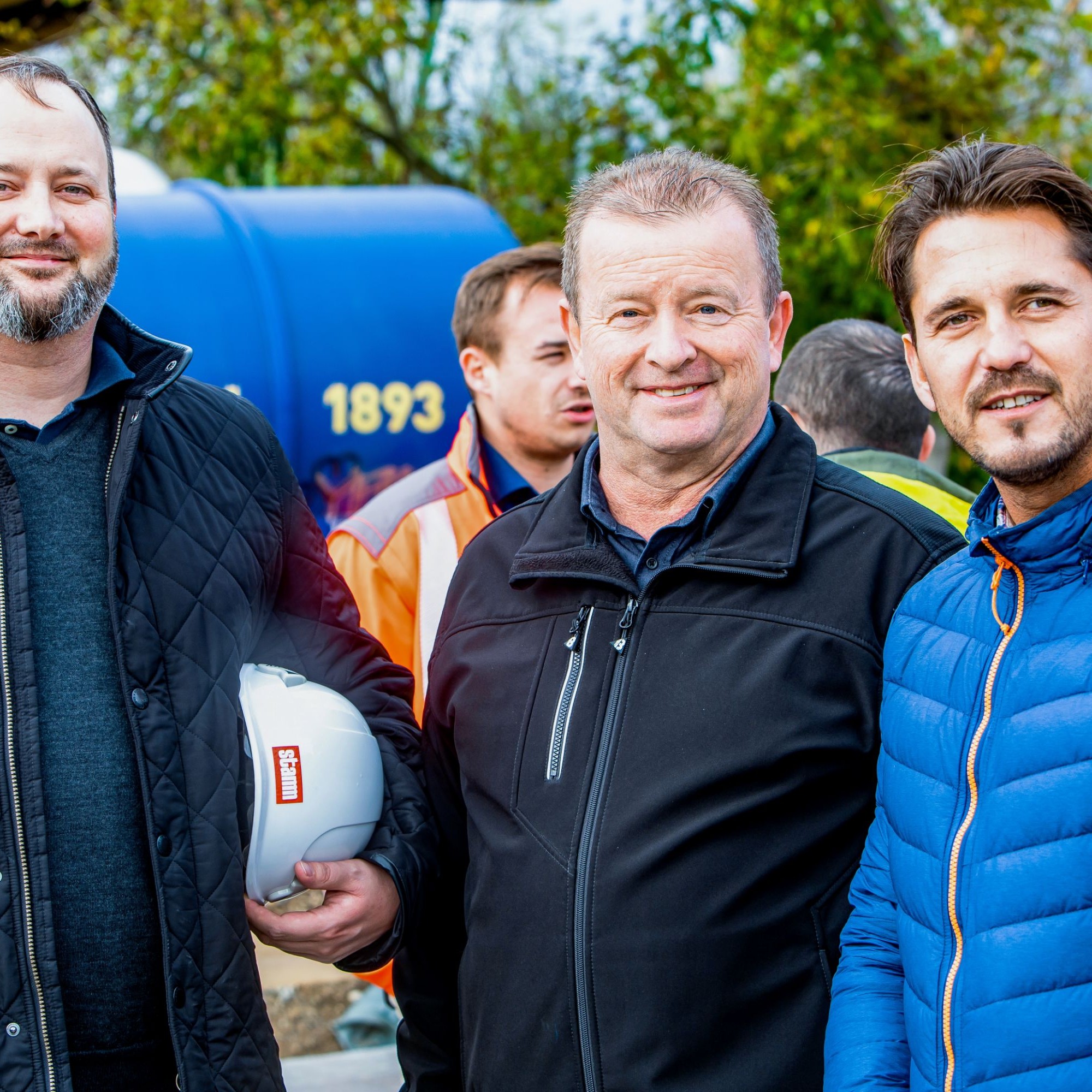 Sind begeistert davon, wie das Lehrlingsprojekt als Lernplattform angelaufen ist (von links): Remo Rickenbacher, Betriebsleiter Maurerei bei der Stamm Bau AG, Andreas Werner, Lehrlingsausbilder bei der Rosenmund AG und Marc Waser, Projektinitiant und Gesc