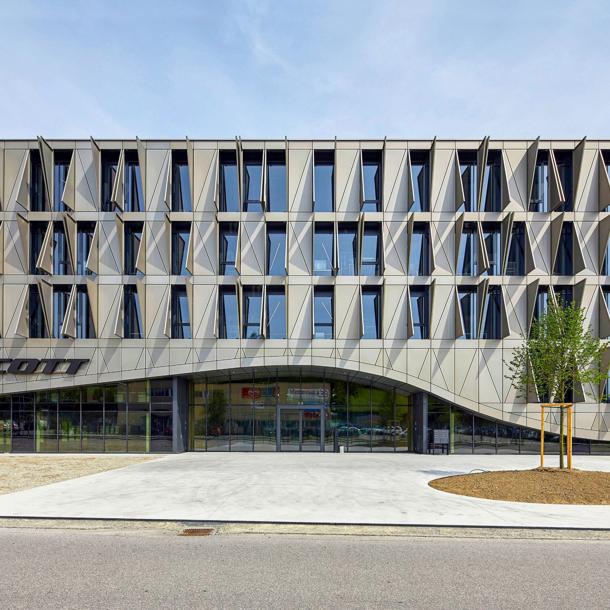 Mit der Sonne kommt Energie ins Spiel: Wie Igelstacheln strecken sich die markanten Sonnenschutzelemente aus mikroperforiertem Aluminium hervor, wenn sie sich öffnen