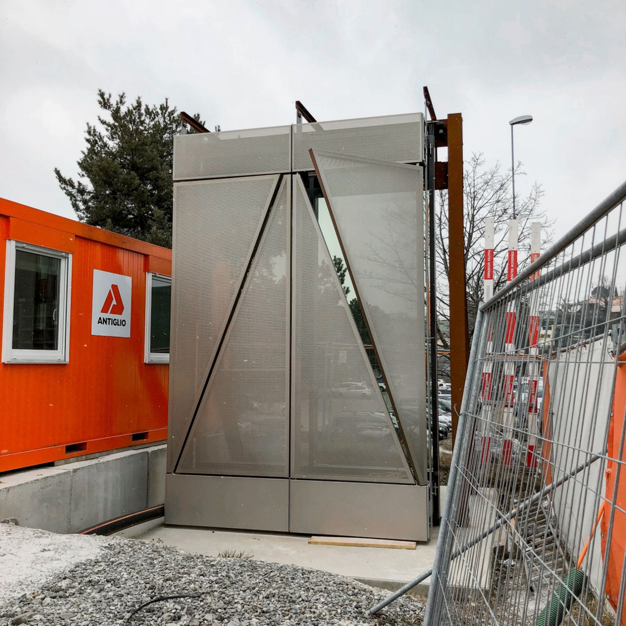 Bereits 18 Monate vor der Errichtung der Aluminiumfassade, wurde auf der Baustelle in Givisiez an einem Mock-up die Funktionstüchtigkeit der Fassadenelemente überprüft.