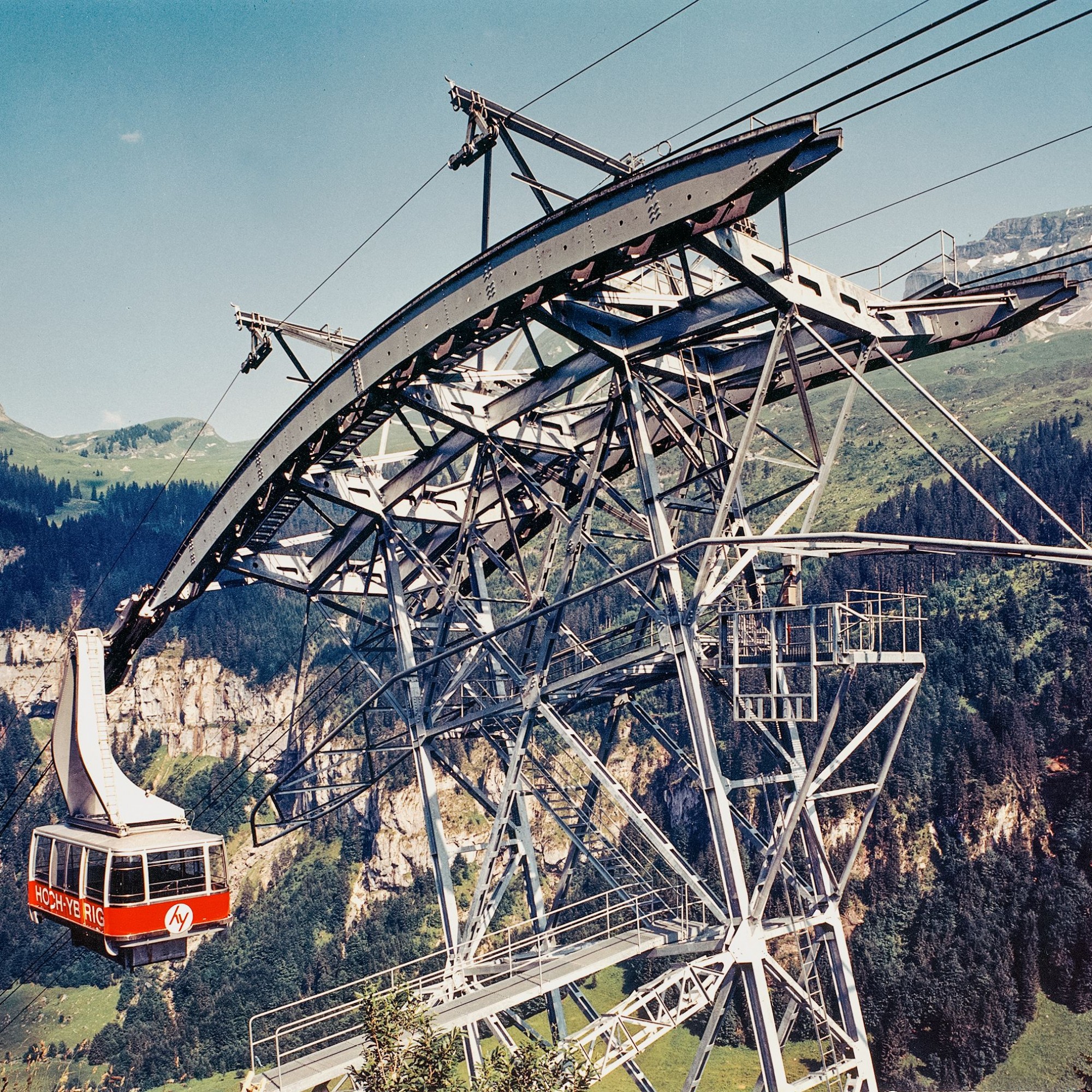 Die 1969/70 von Garaventa erstellte Grossraum-Pendelbahn im Gebiet Hoch-Ybrig ist ein wichtiges Bauwerk in der Firmengeschichte.