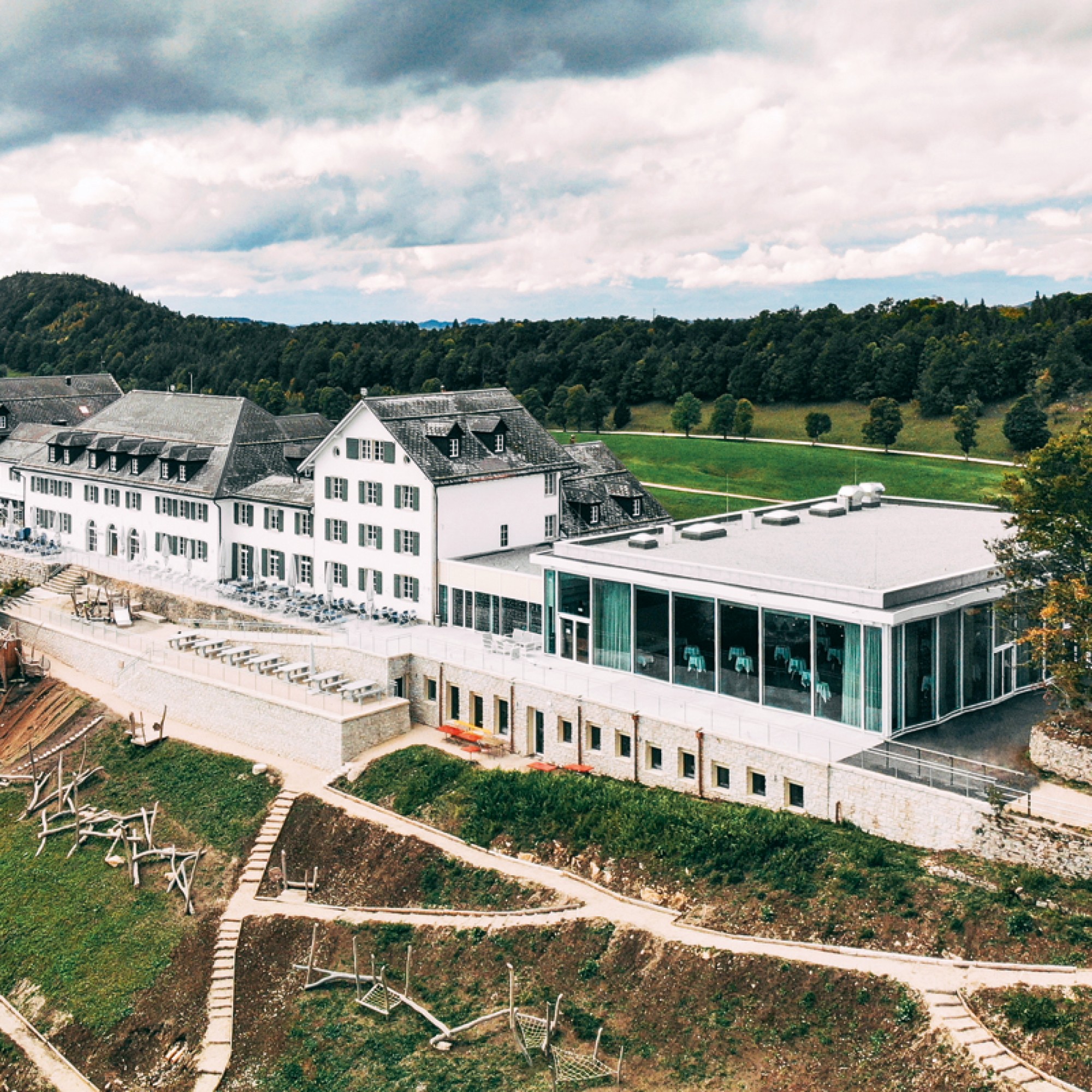 Stimmiges Ensemble: Kurhaus aus dem 19. Jahrhundert trifft auf moderne Architektur