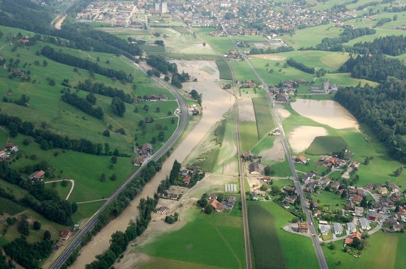 Hochwasser bei Kleiner Emme 2005.