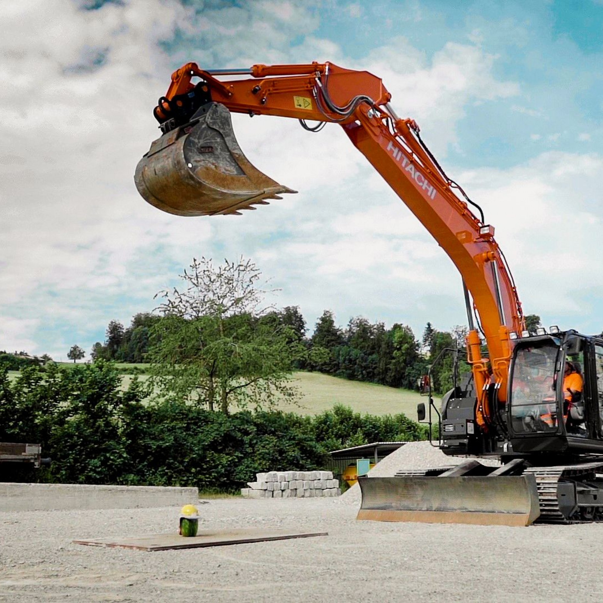 Arbeiten im Fahr- und Schwenkbereich der Baumaschinen sind gefährlich, auch wenn moderne Geräte über Sensoren, Bewegungsmelder und andere Sicherheitsvorrichtungen verfügen. 