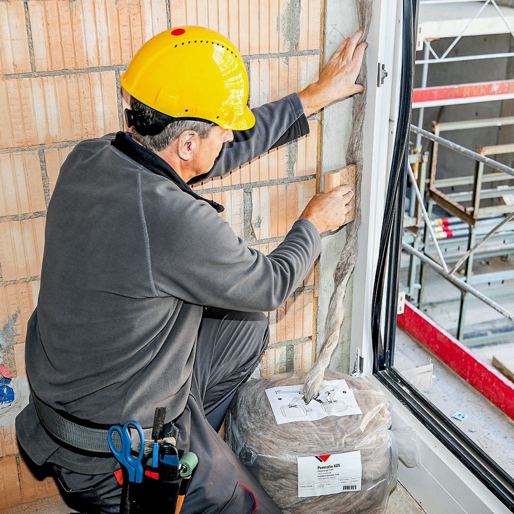 Als Fugenzopf kommt Schafwolle heute auch bei Fenster- und Maueranschlüssen zur Anwendung.