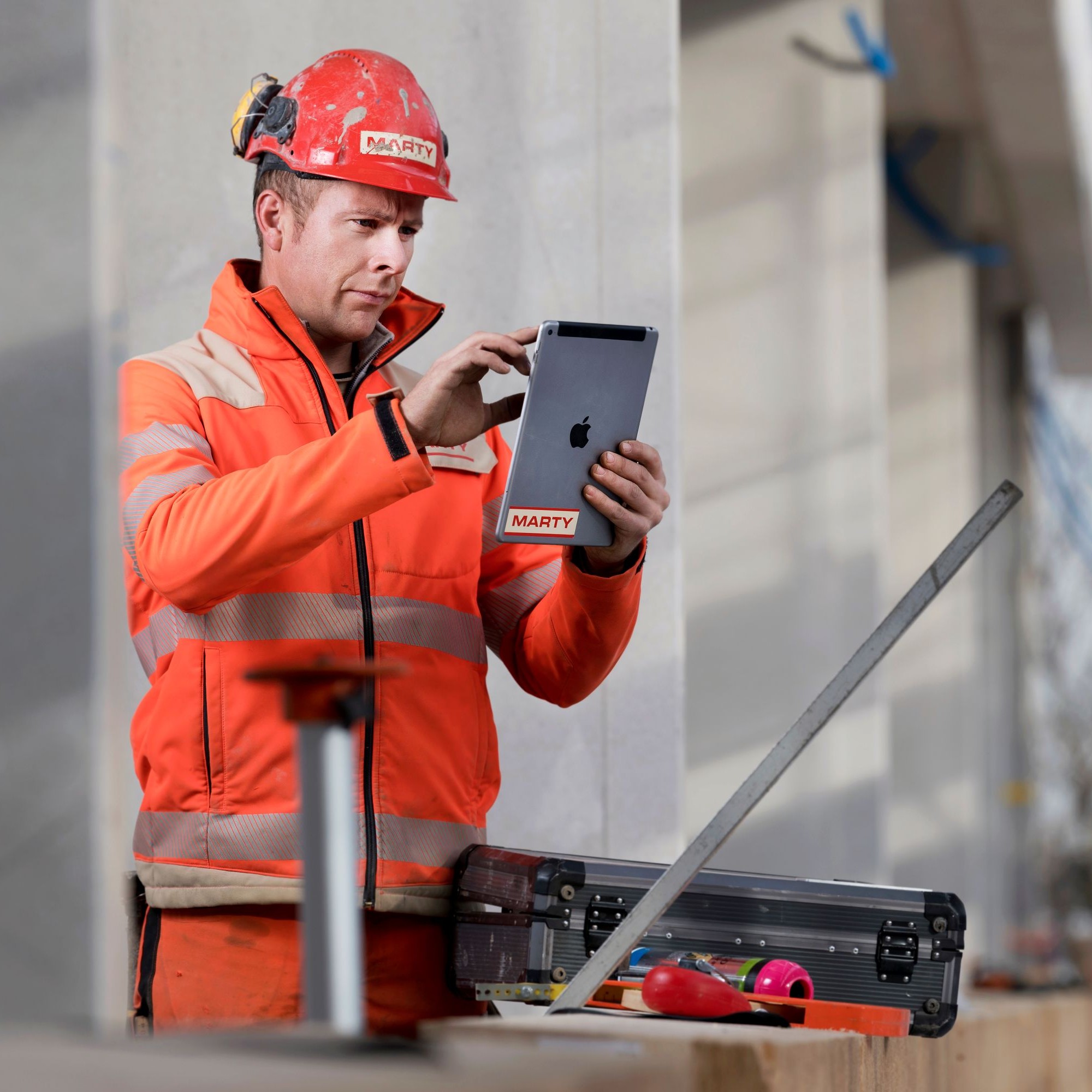 Für Patrick Hardegger, Polier Hochbau bei Marty, ist der mobile Tagesrapport aus seiner Arbeit nicht mehr weg zu denken: «Dank der elektronischen Erfassung via iPad optimiere ich die AVOR und spare Zeit bei der täglichen Rapportierung. Ich kann dem Rappor