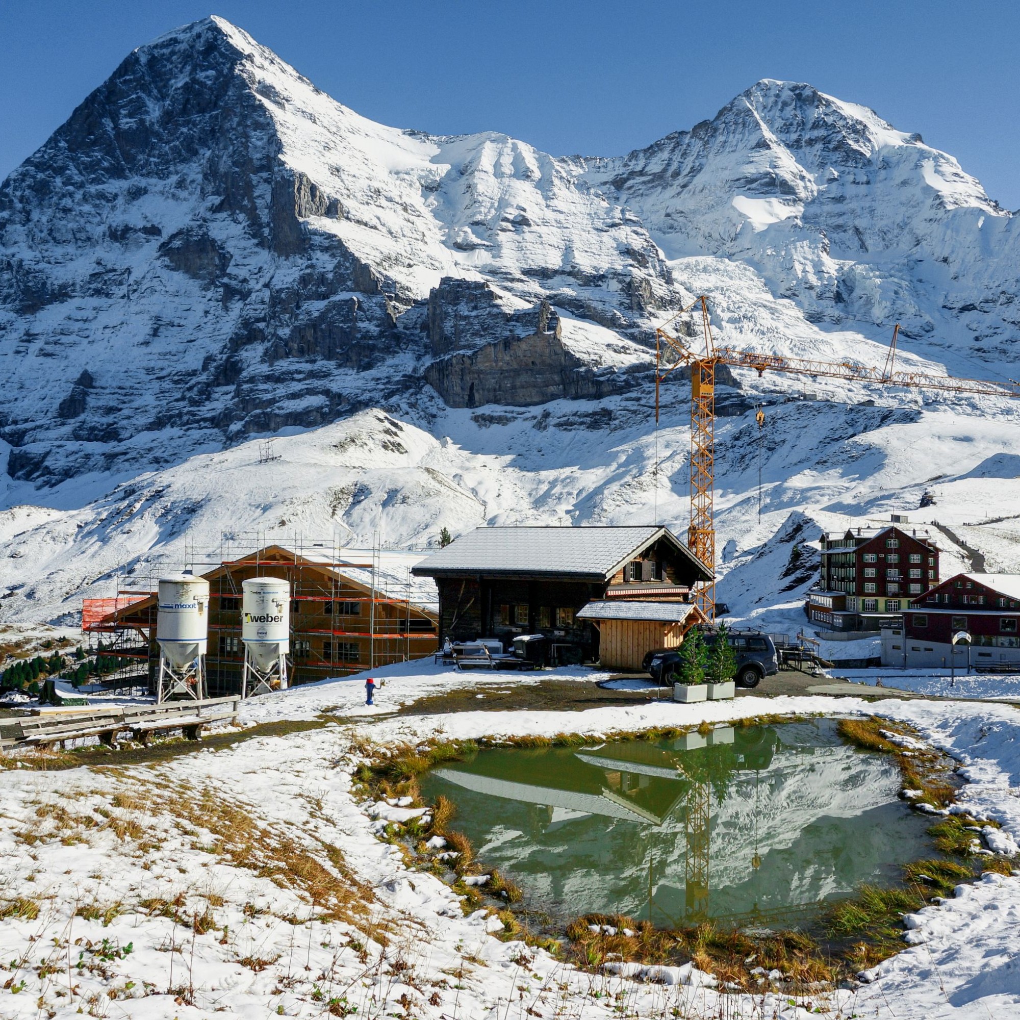 Baustelle oberhalb der Kleinen Scheidegg im Berner Oberland mit Blick auf die Eigernordwand und den Mönch.