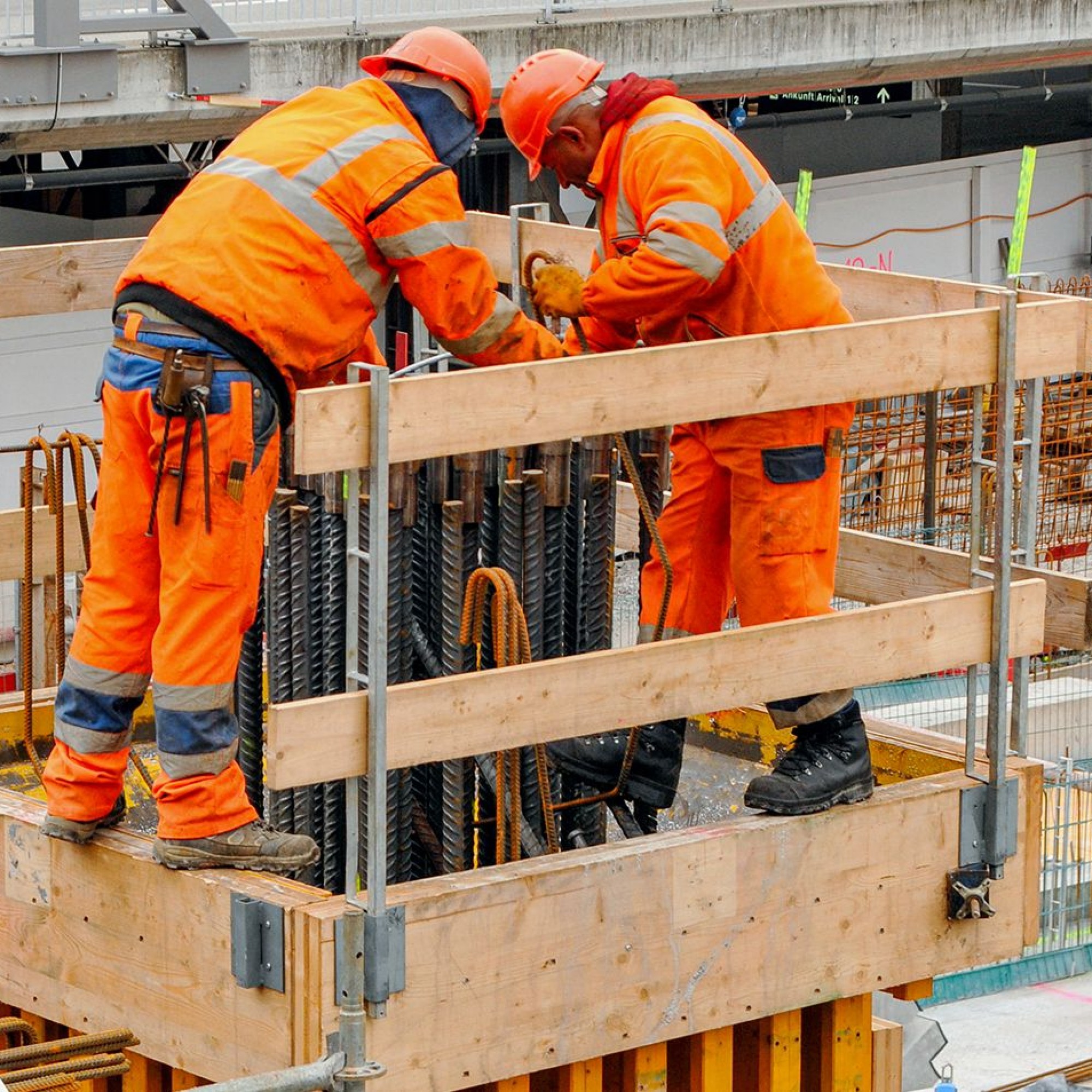 Bauarbeiter Baustelle Gepäcksortieranlage Flughafen Zürich