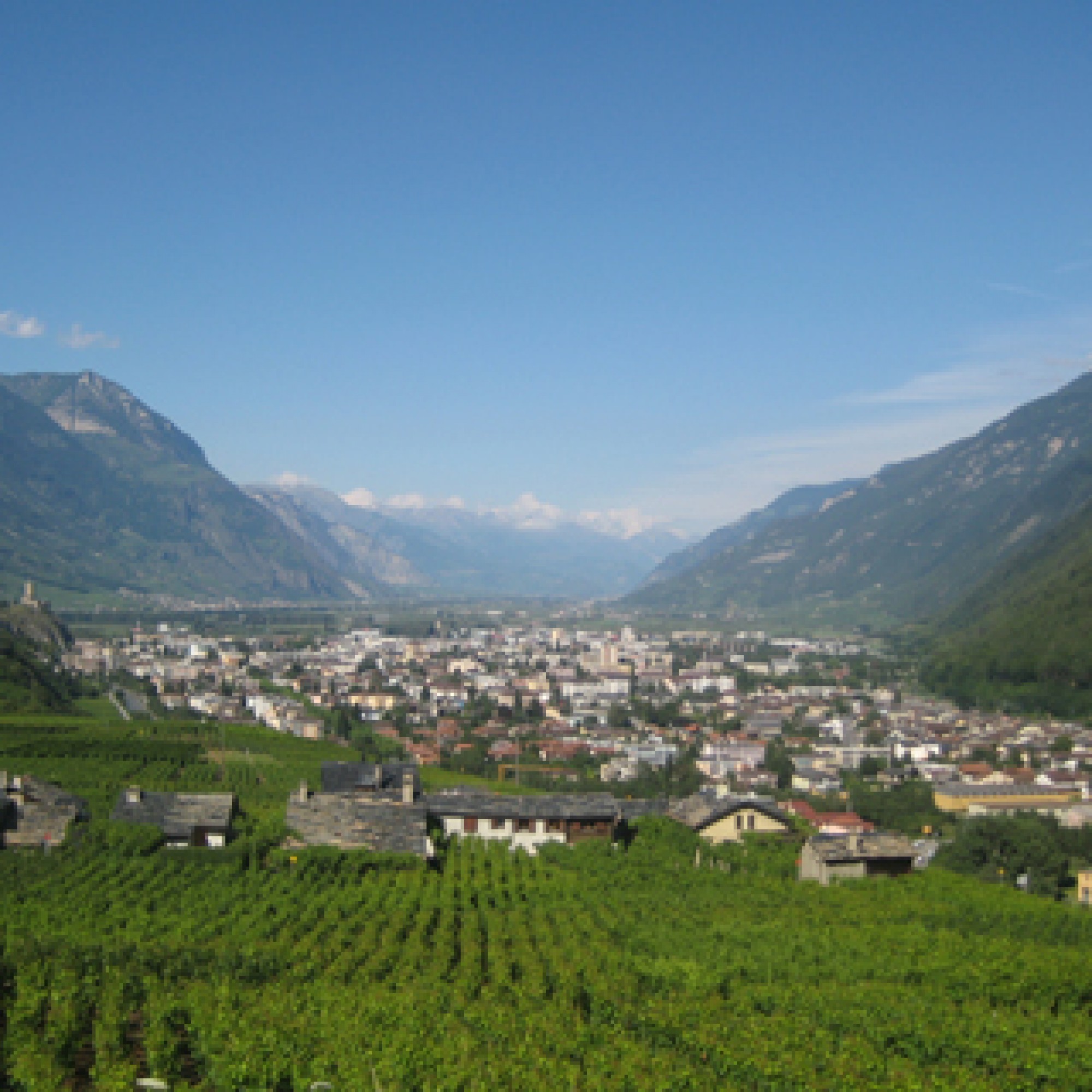 Das Rhonetal (im Bild Martigny) umfasst nur sechs Prozent der Walliser Fläche, beherbergt aber 70 Prozent der Einwohner.