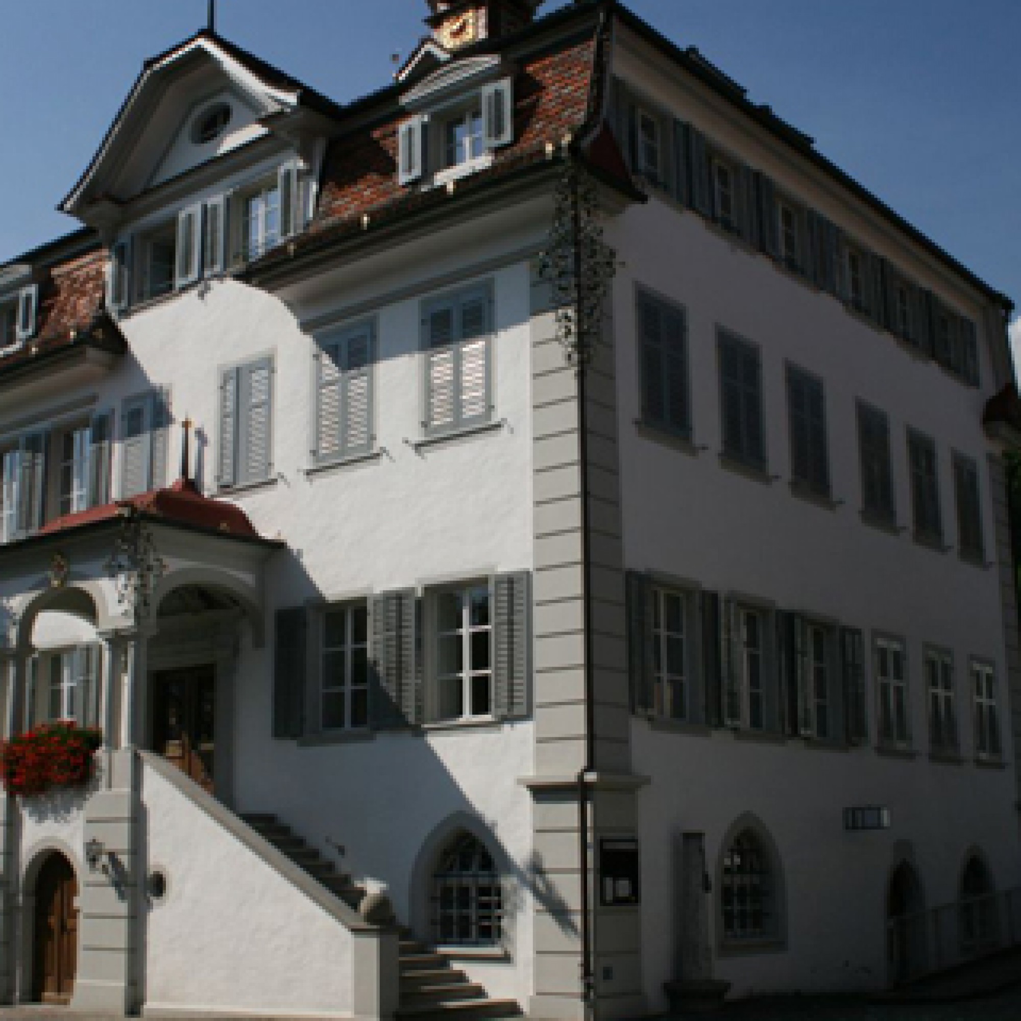 Im Sarner Rathaus, dem Sitz der Kantonsregierung von Obwalden, will man die Steuern weiter senken.