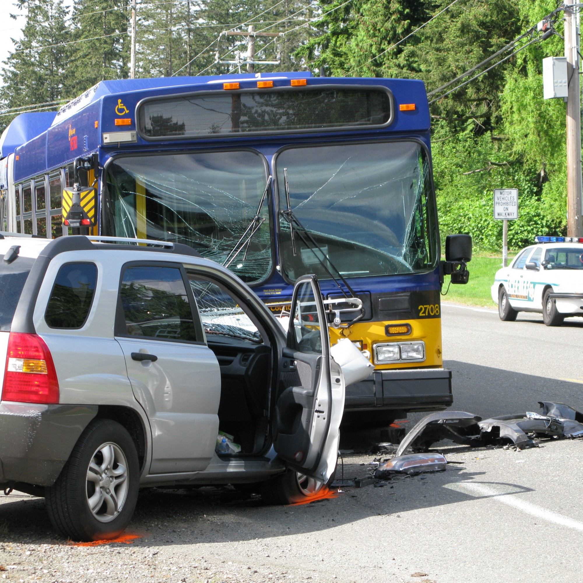 Unfall von PKW und Bus