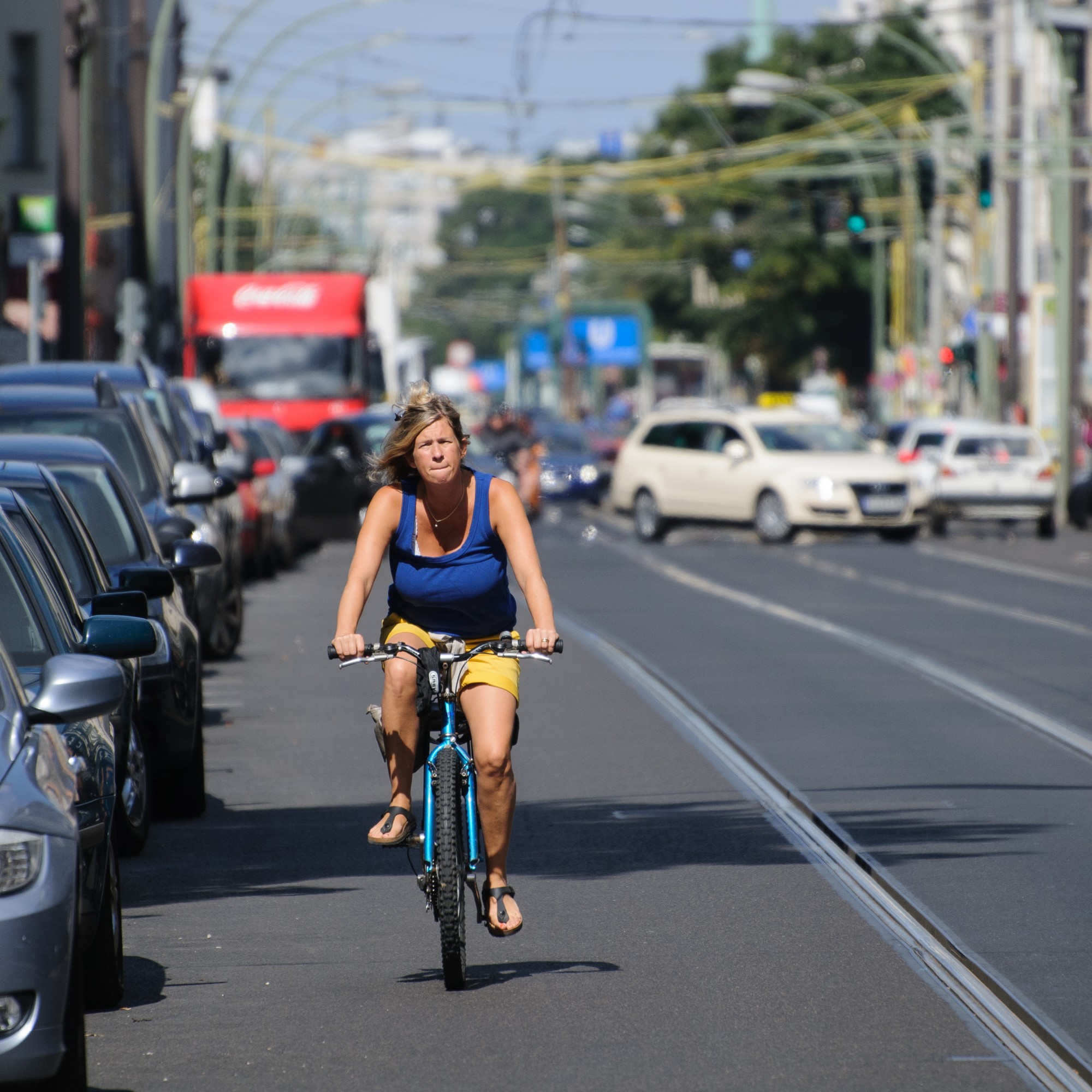 Velofahrerin auf der Strasse