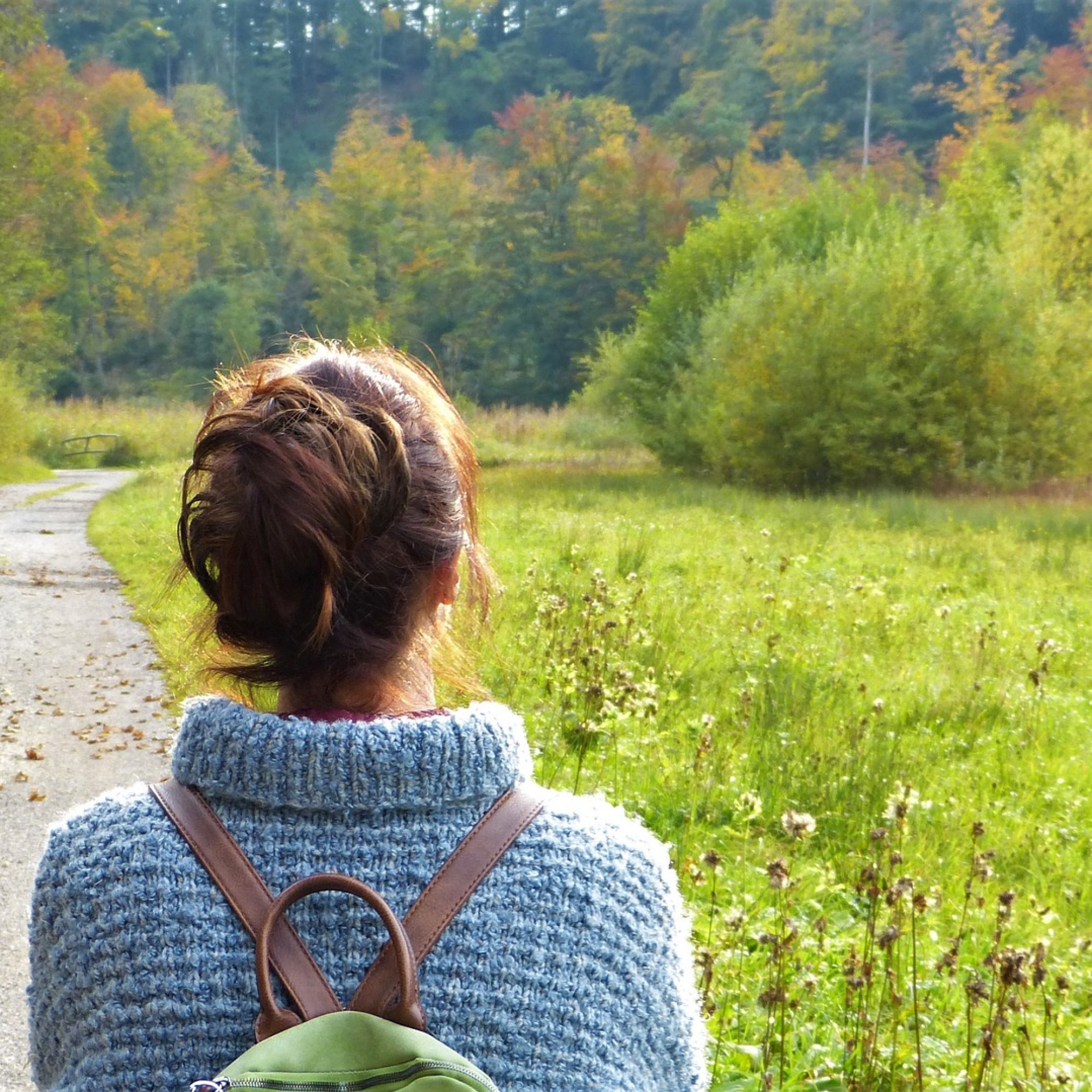 Frau auf einem Waldspaziergang