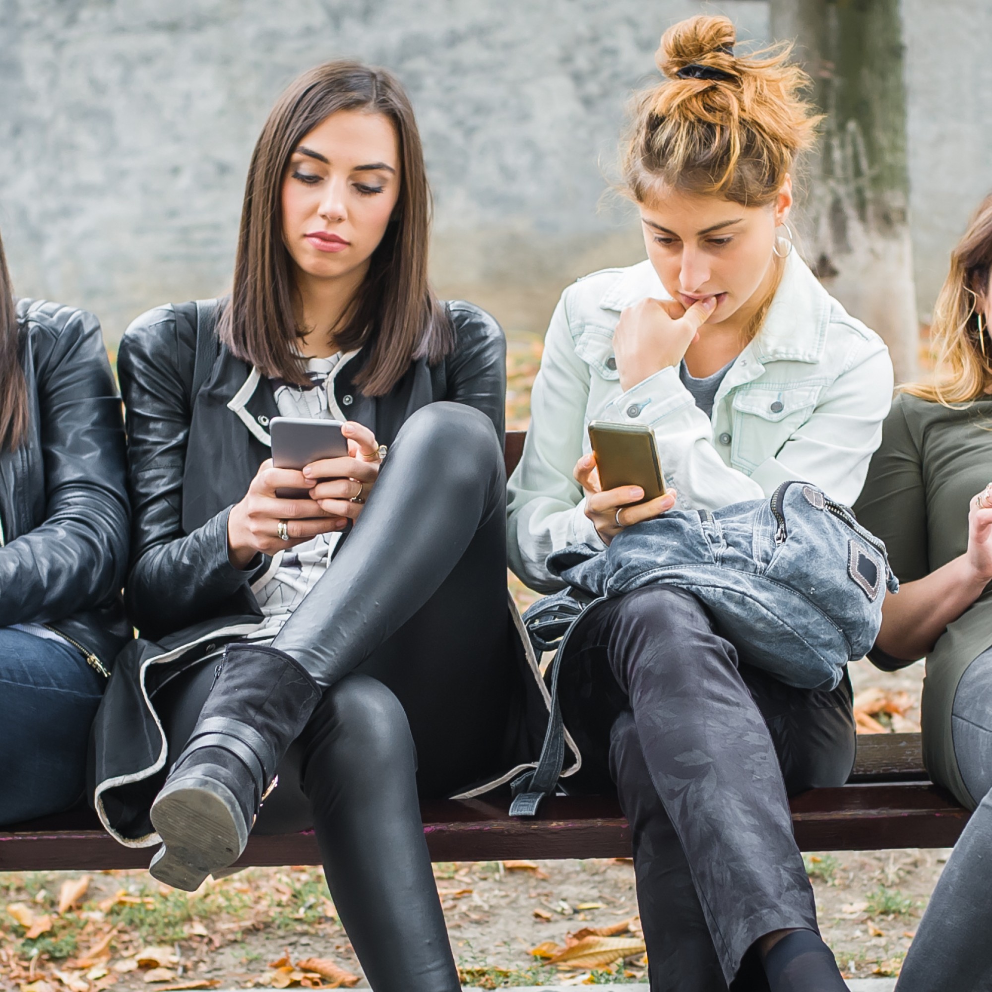 Frauen mit Smartphones