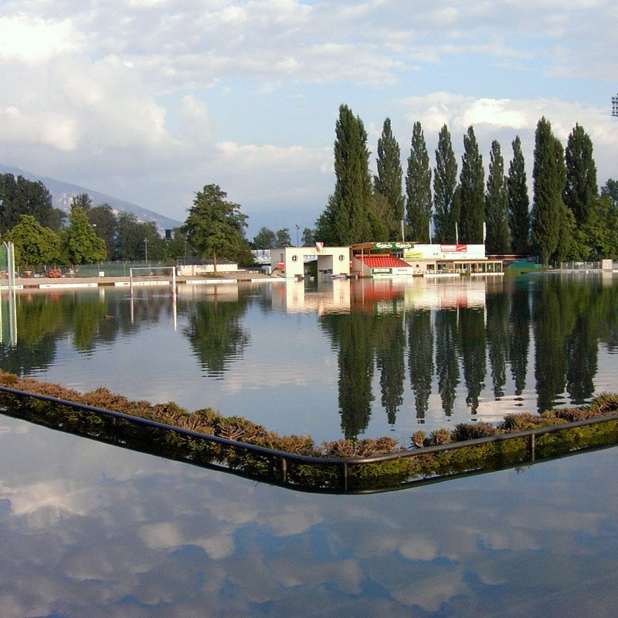 Überschwemmtes Lachenstadion in Thun