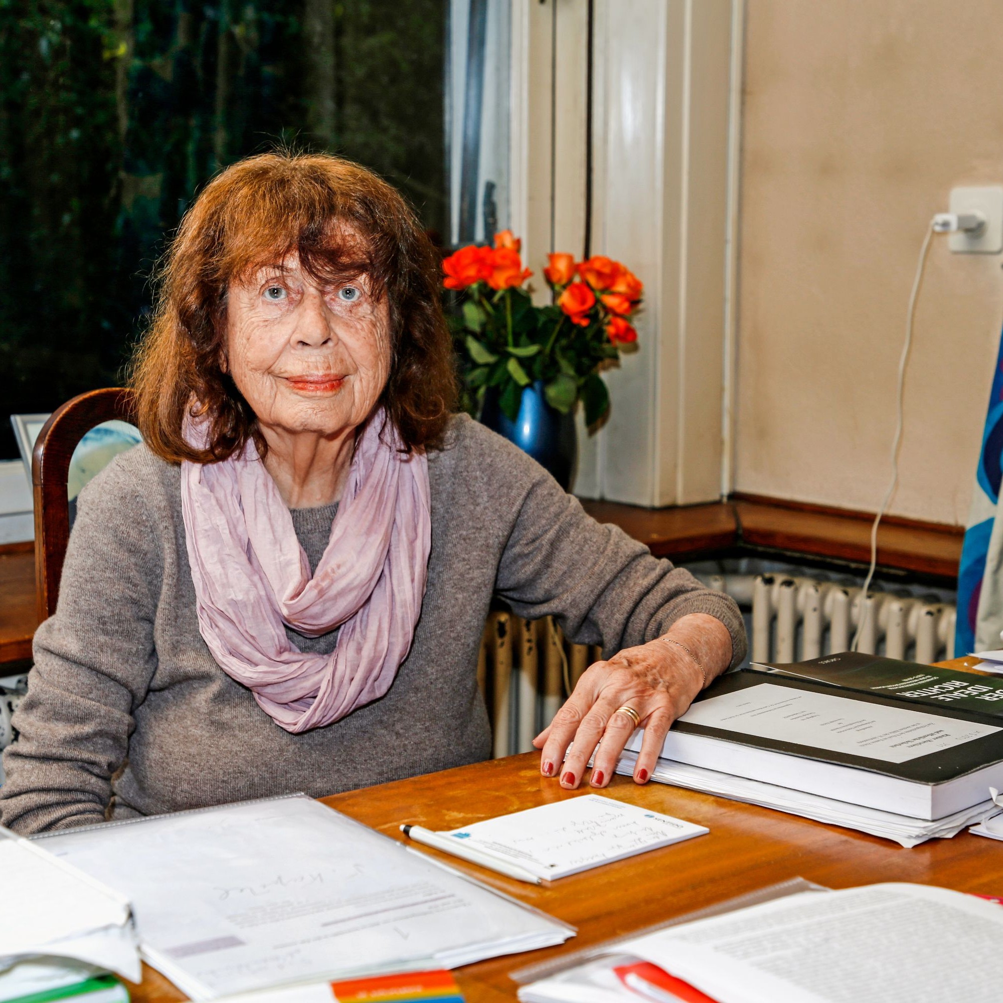 Marlies Näf-Hofmann am Schreibstisch in ihrem Haus in Arbon TG