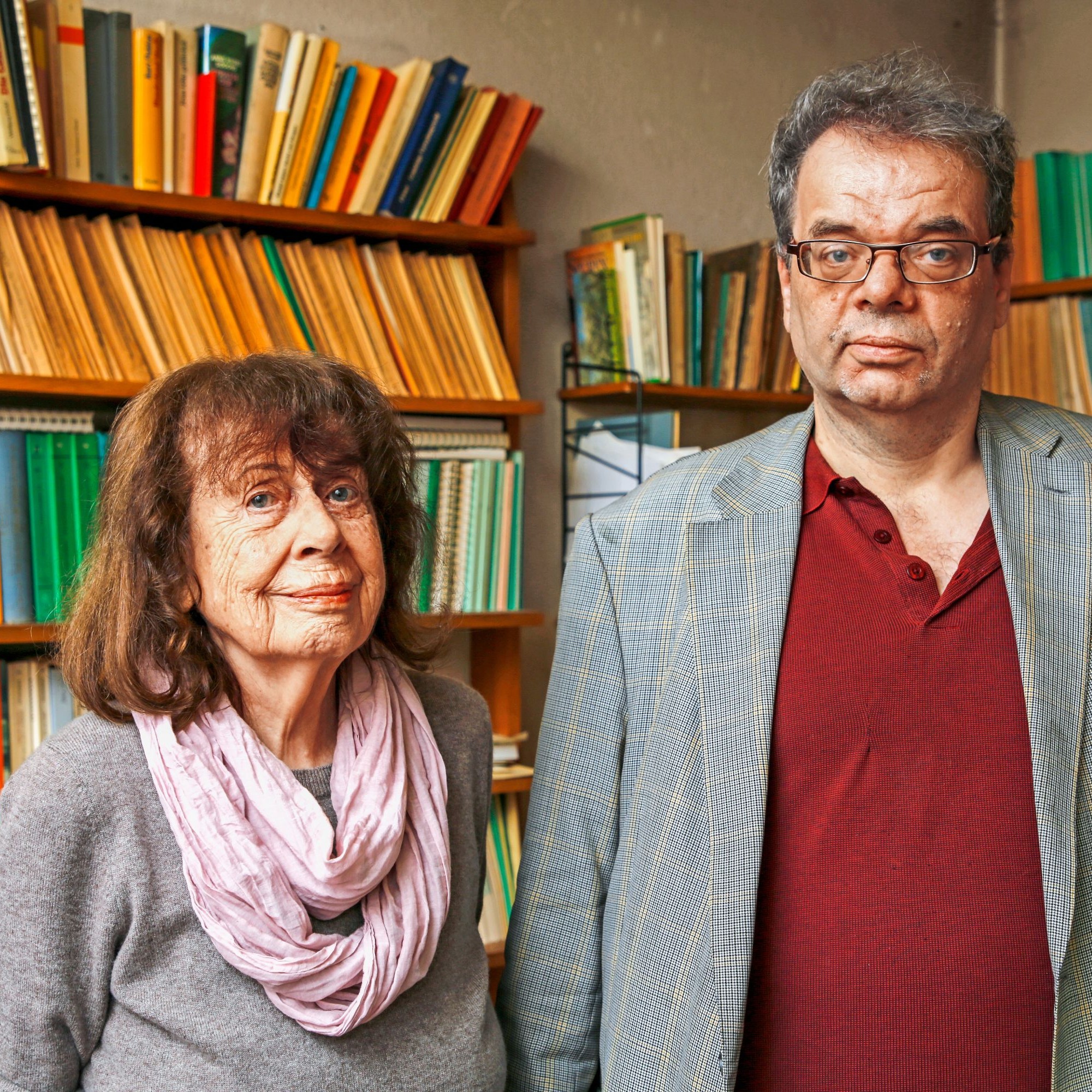 Marlies Näf-Hofmann und ihr Sohn Andreas Näf im Büro des Elternhauses in Arbon TG