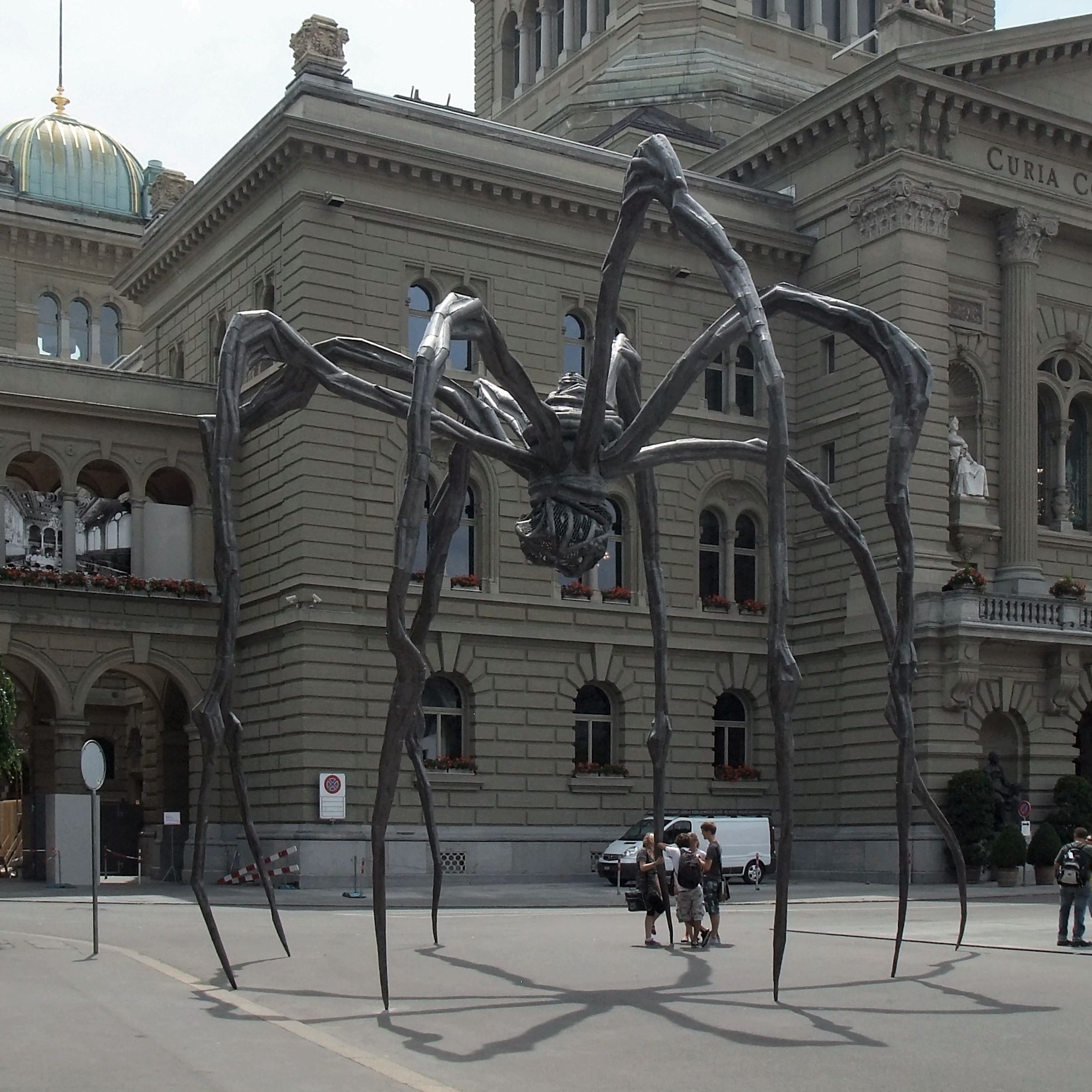 Spinnenskulptur "Maman" von Louise Bourgeois auf dem Bundesplatz in Bern