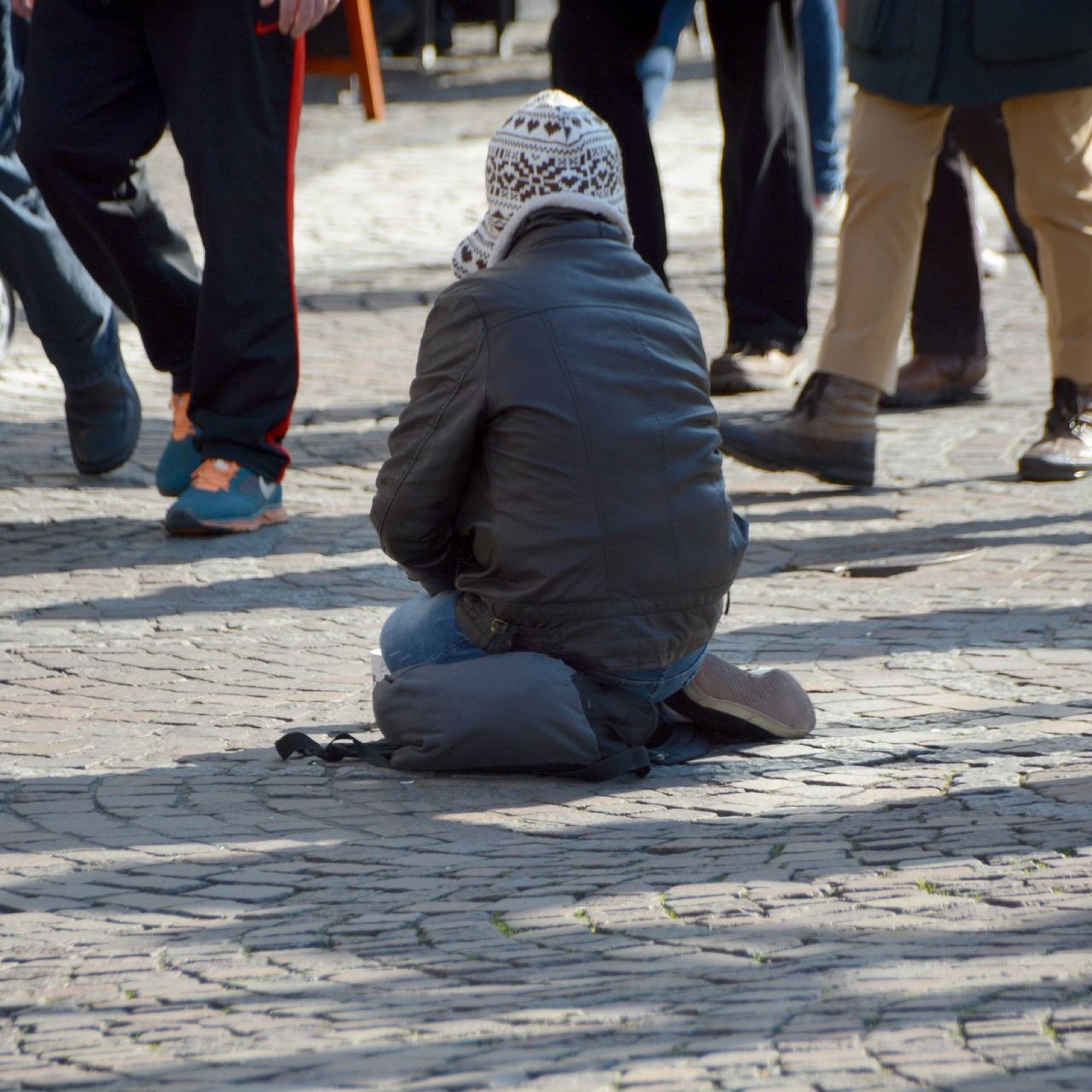 Armut: Junger Bettler auf einem öffentlichen Platz