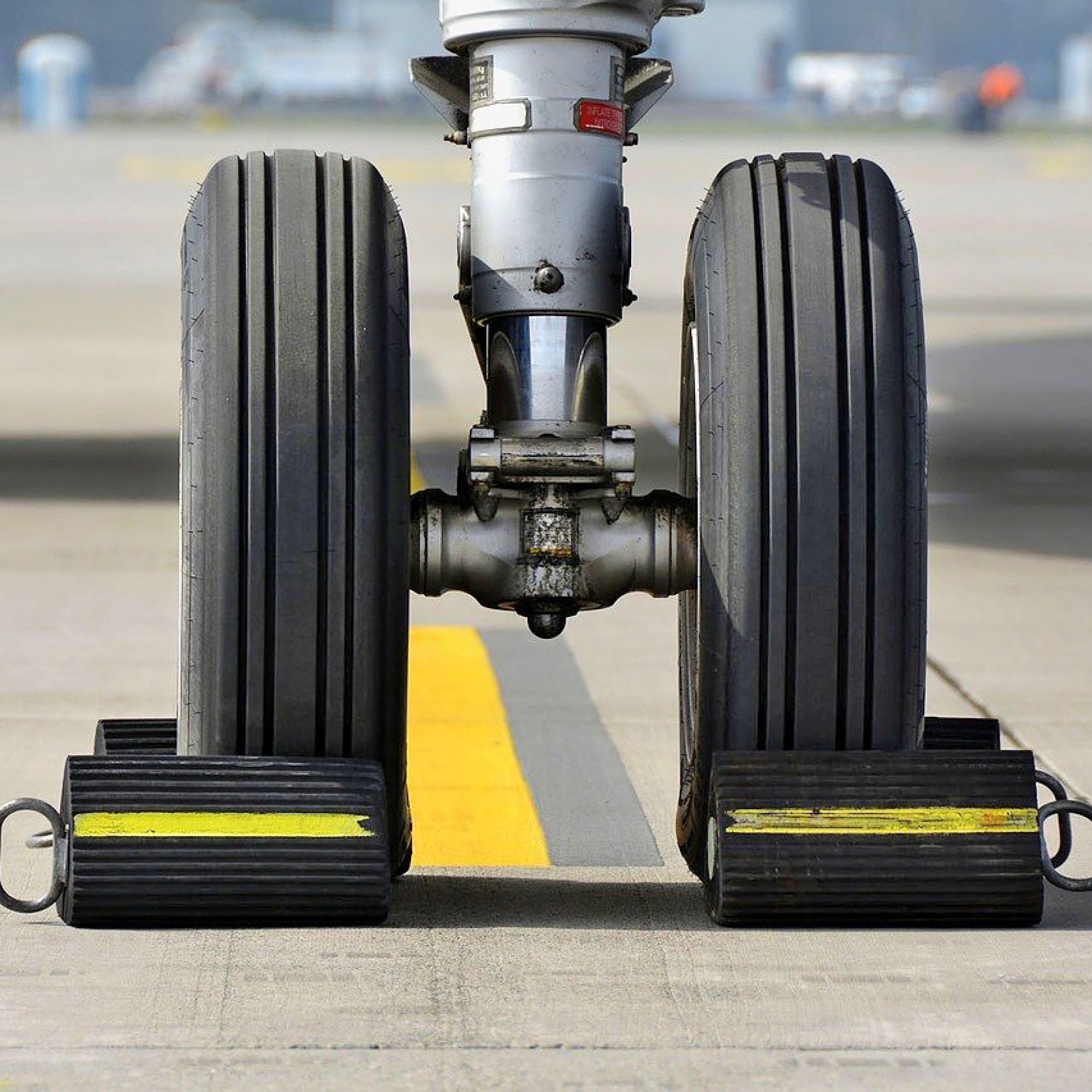 Bremsklötze bei einem Flugzeug auf dem Flughafen