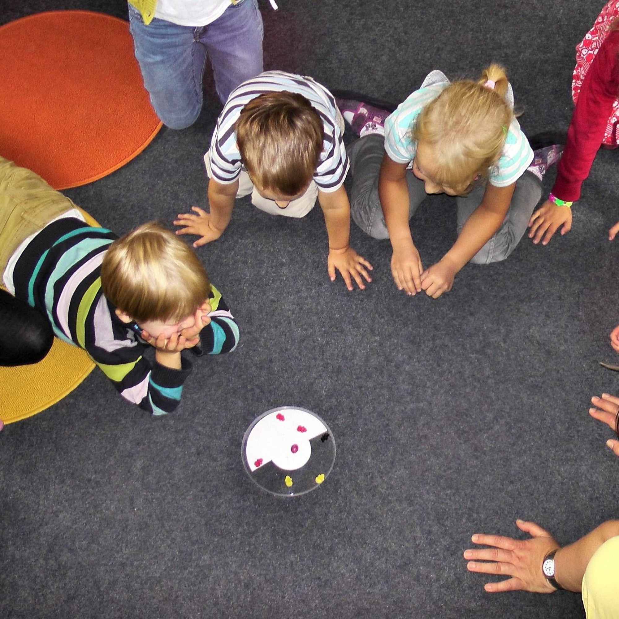 Spielgruppe: Spielende Kinder in einem Kreis