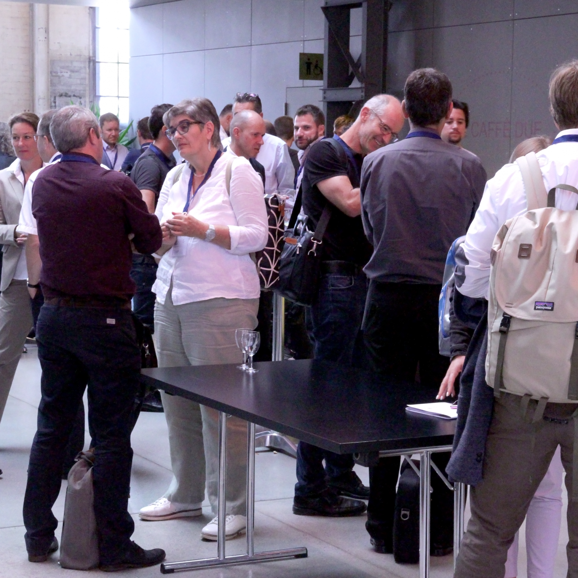 Zwischen Referaten und Fachsessionen gönnen sich die Teilnehmer einen Kaffee und nutzen die Gelegenheit für Austausch und Networking.