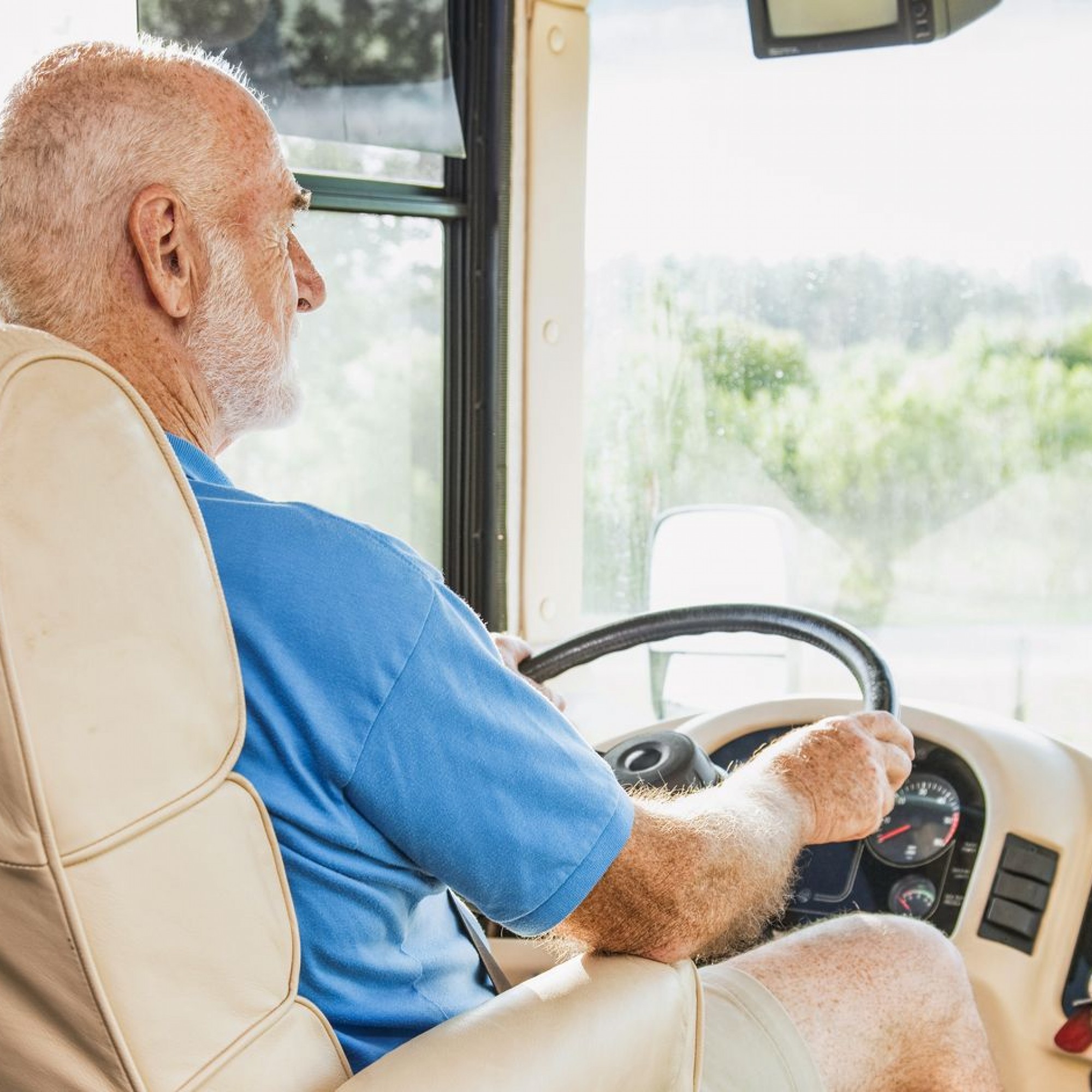 Rentner fährt Bus