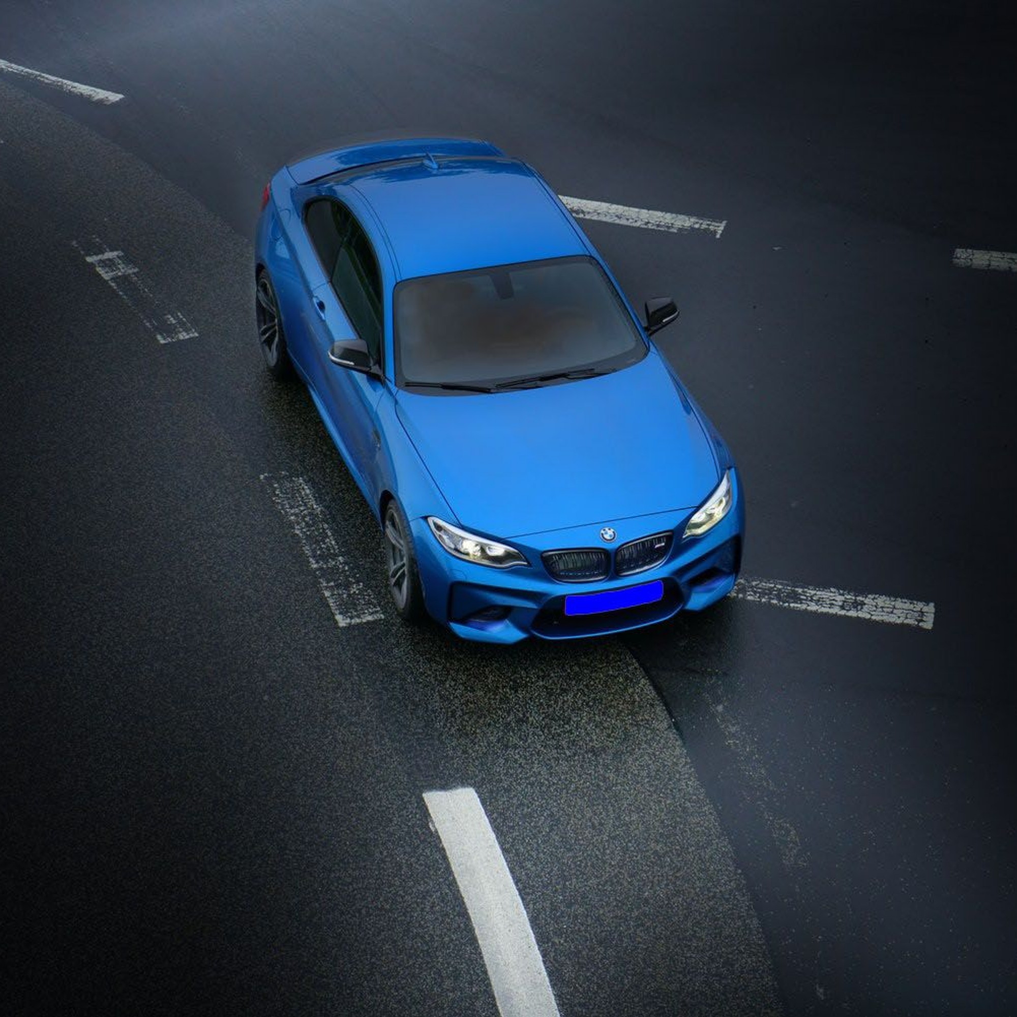Blauer Sedan aus Vogelperspektive, Symbolbild für autonomes Fahren